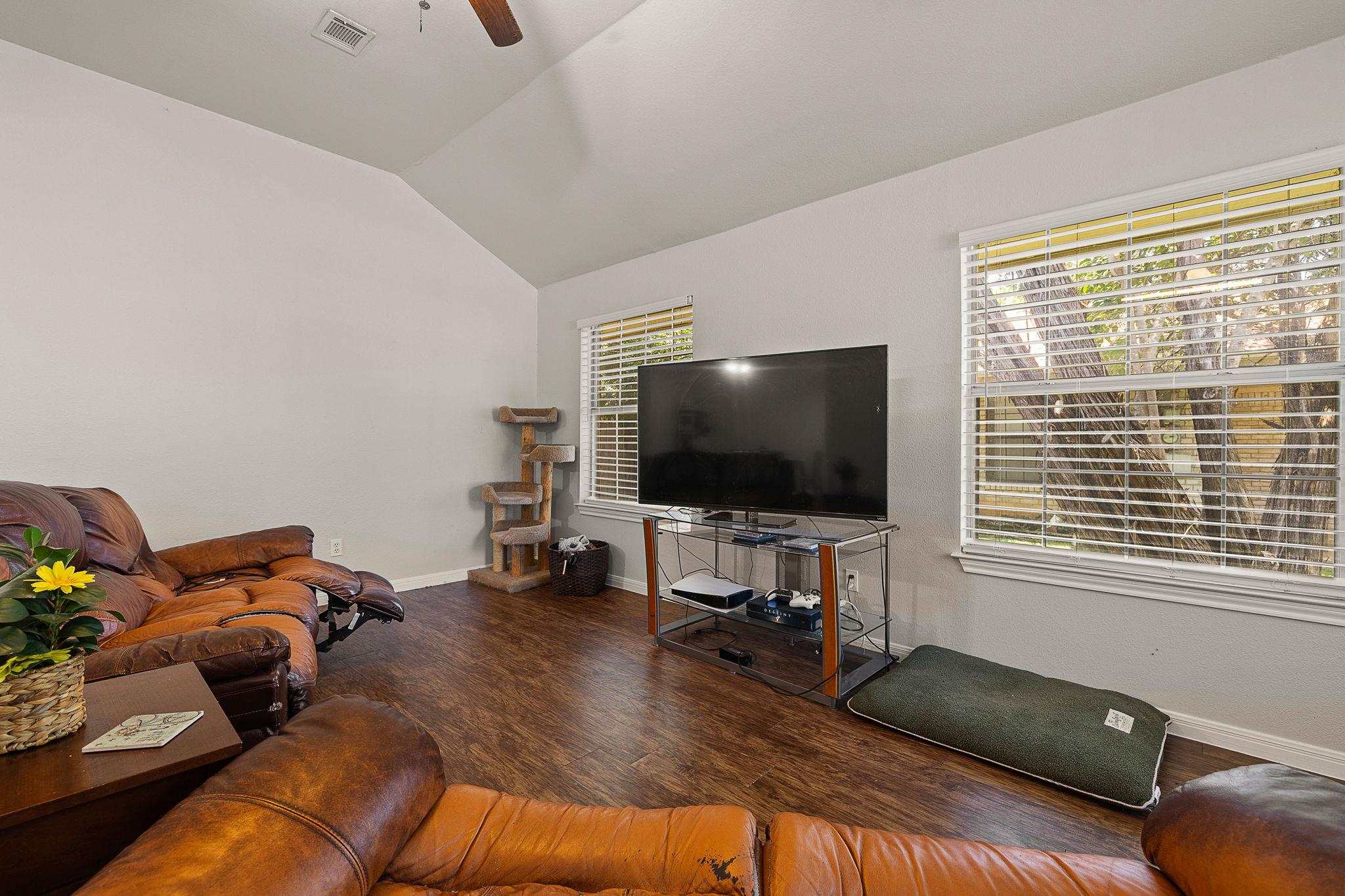 2910 Whisper Oaks Ln Property Photo 4