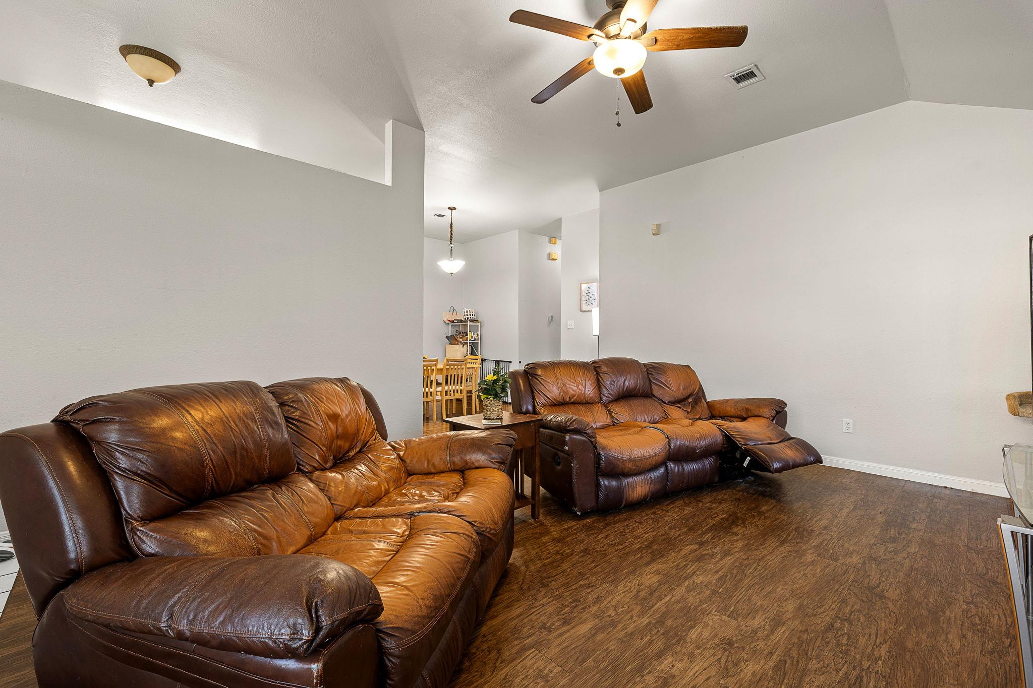 2910 Whisper Oaks Ln Property Photo 9