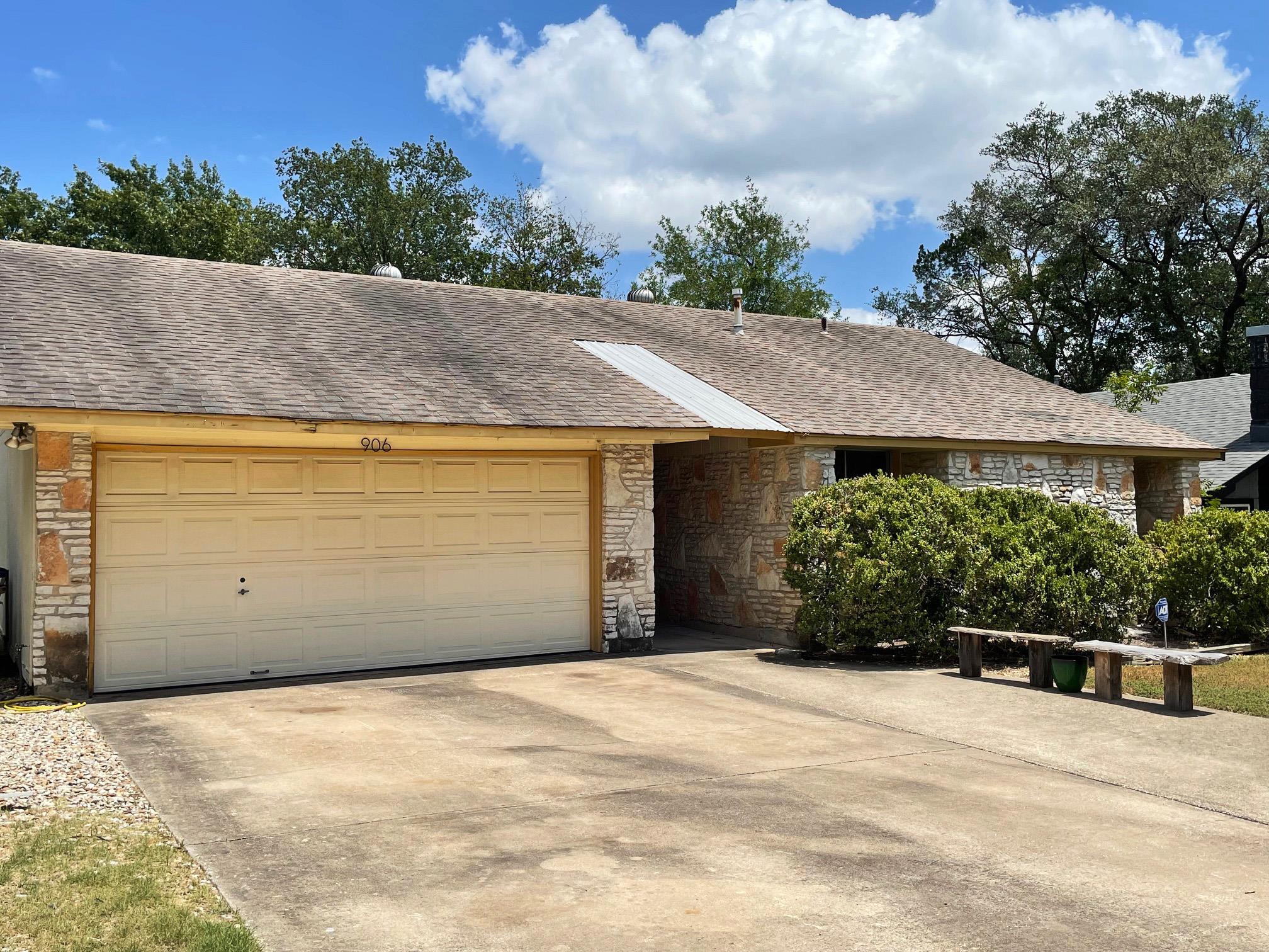 906 Acorn Oaks Dr Property Photo 2