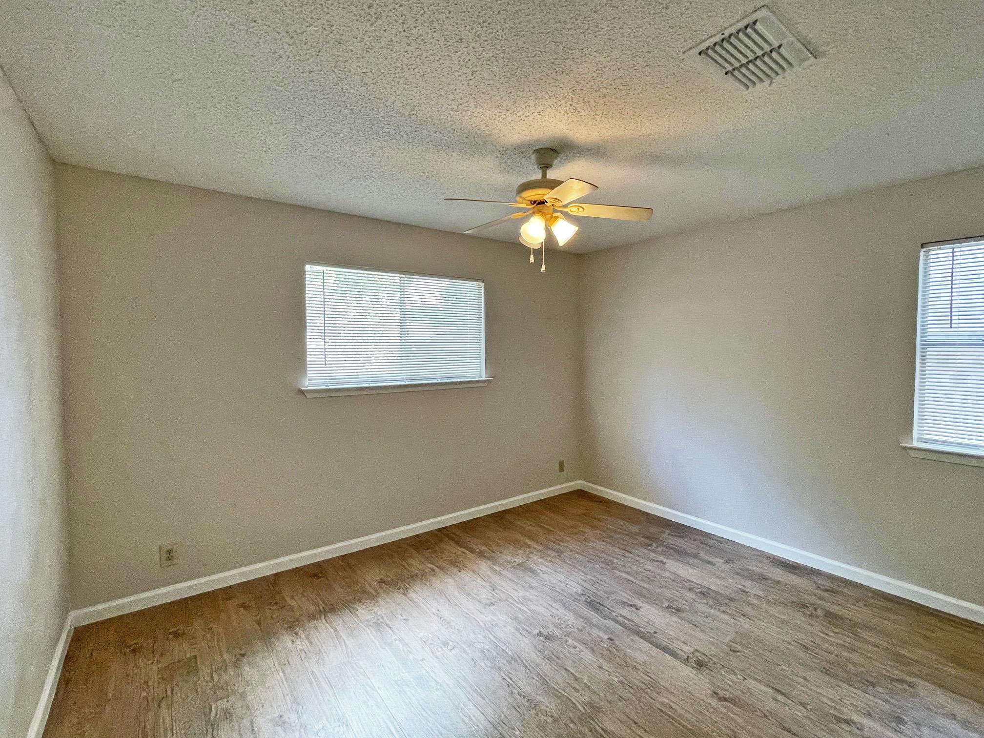 906 Acorn Oaks Dr Property Photo 6