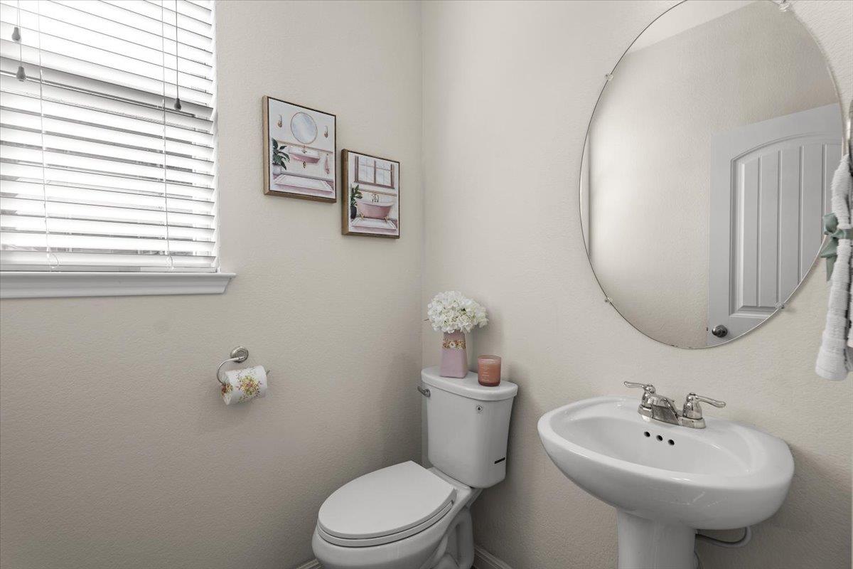 901 Melda St Property Photo 10