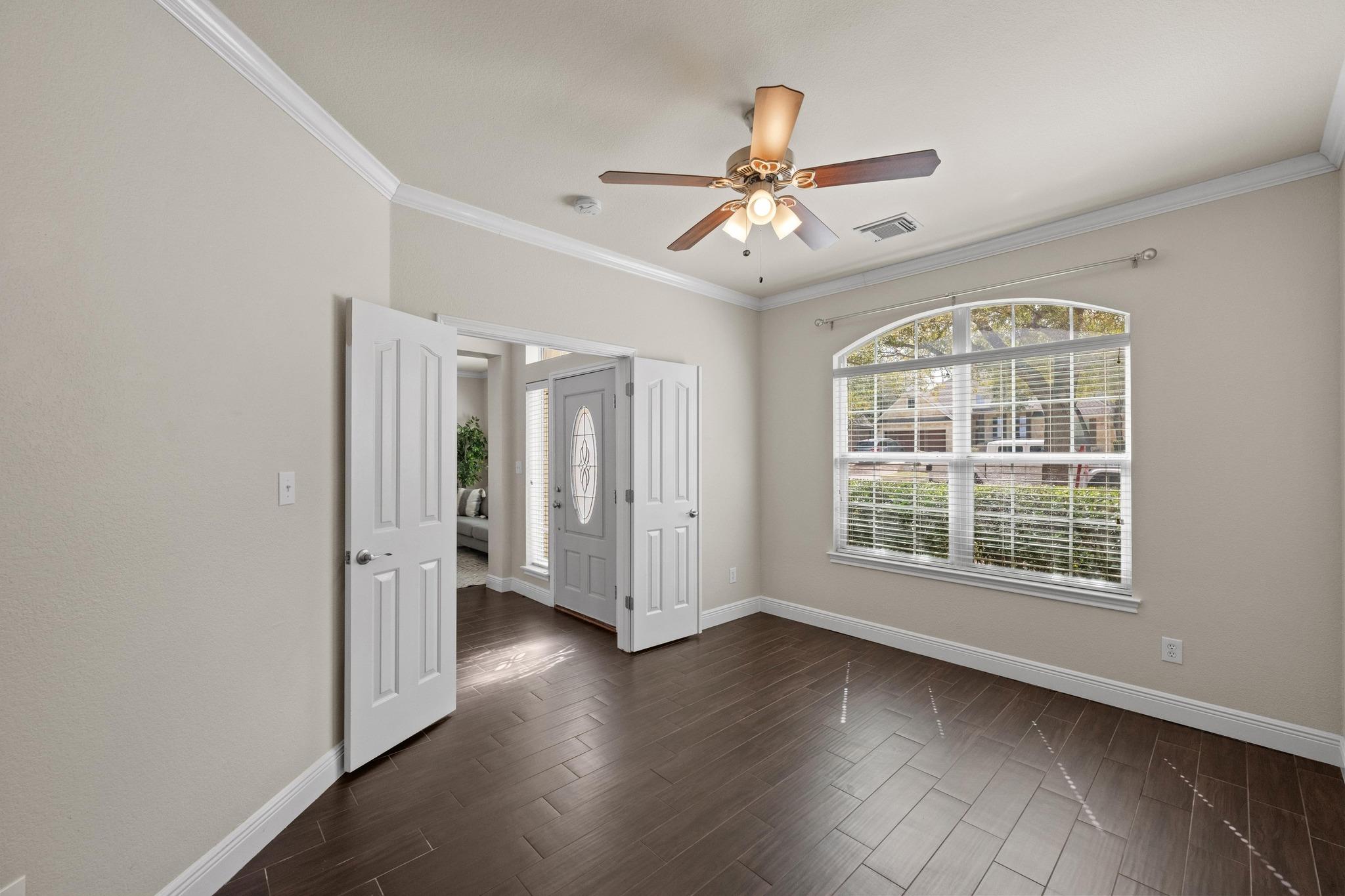 1301 Horseback Holw Property Photo 9
