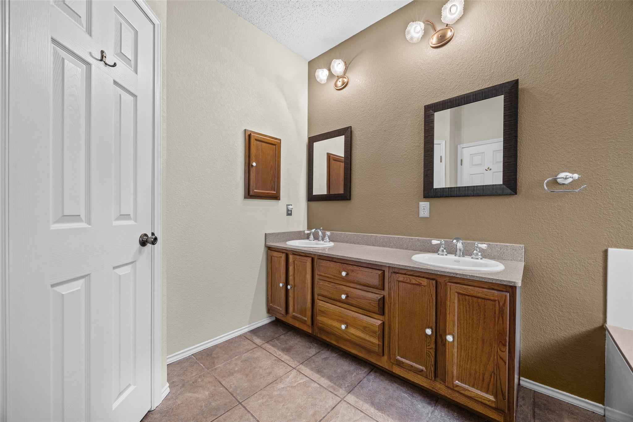 6661 Ruxton Ln Property Photo 14