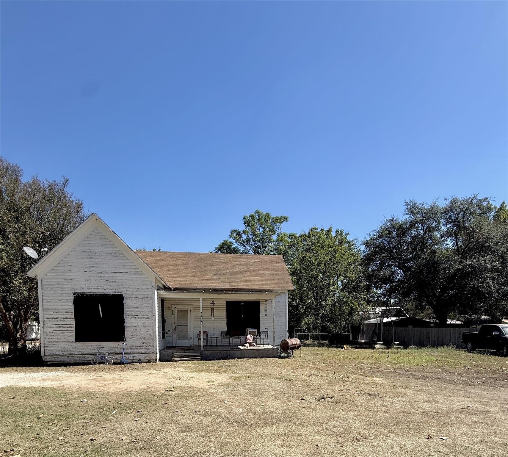907 N Central Ave Property Photo 1