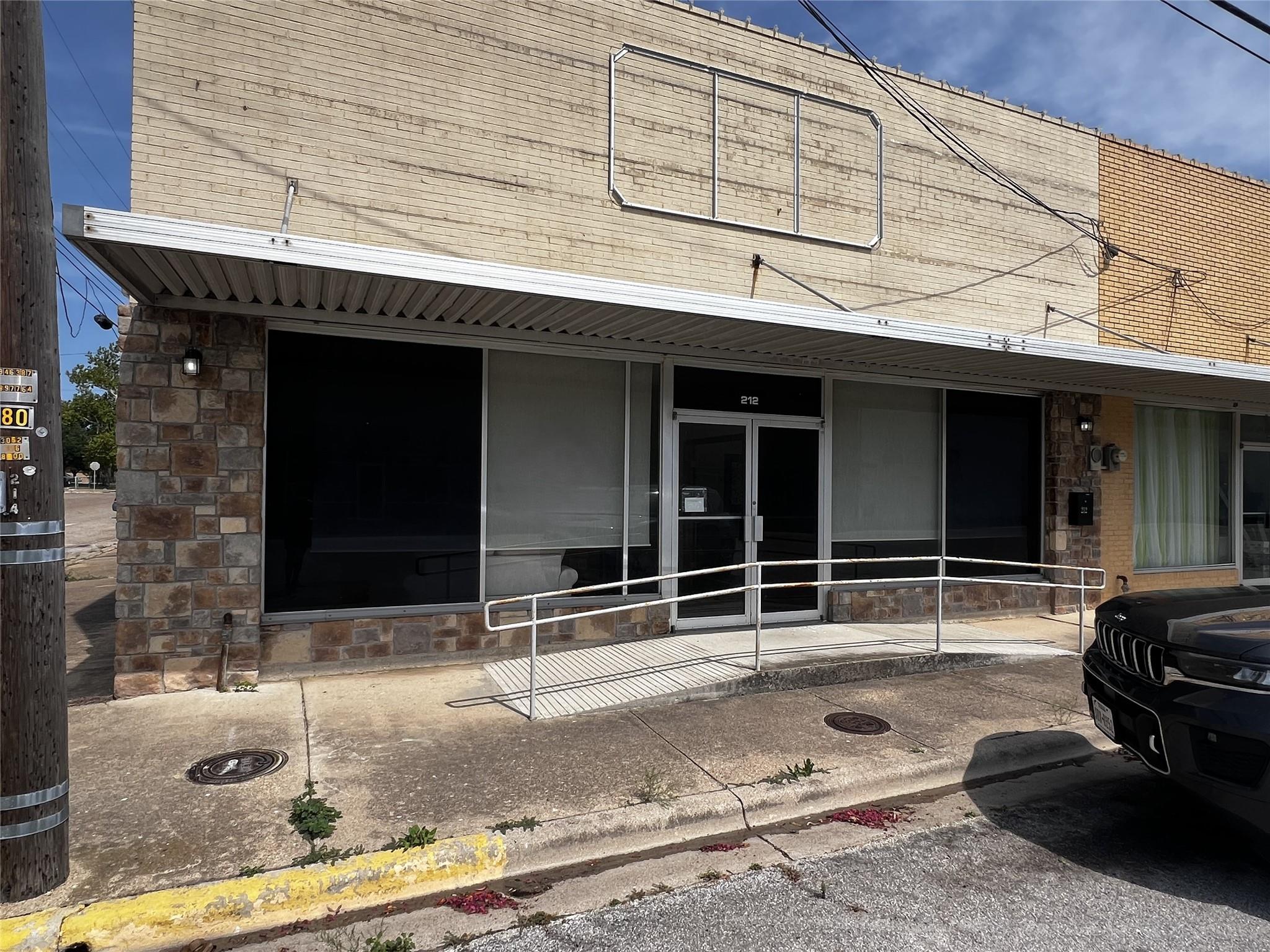 212 S Houston Ave Property Photo 1