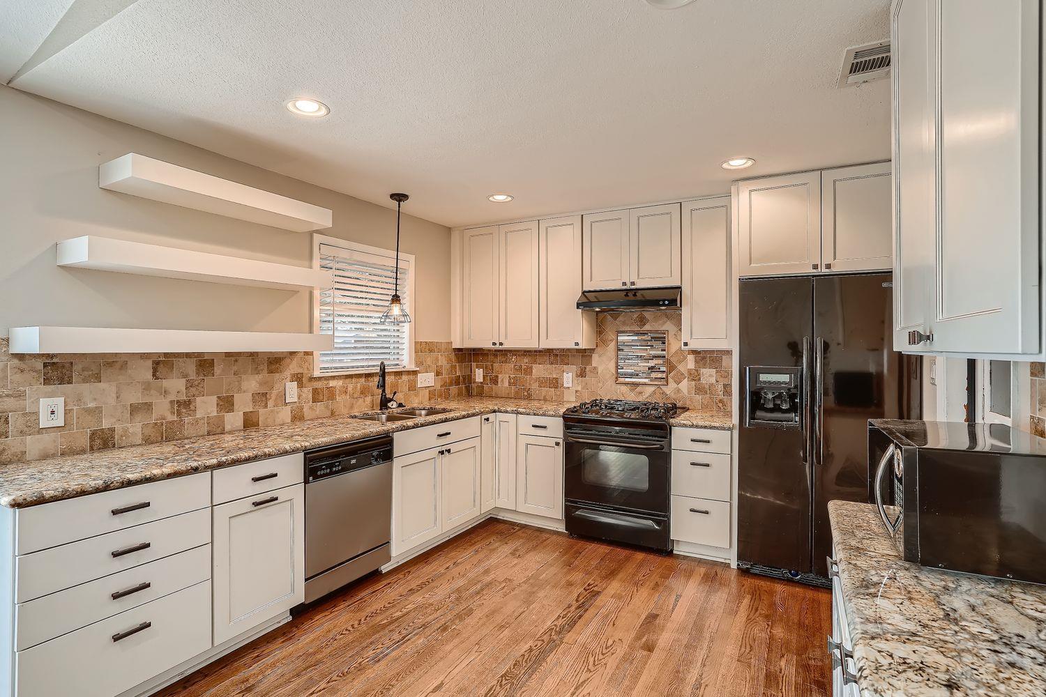 210 College St Property Photo 4