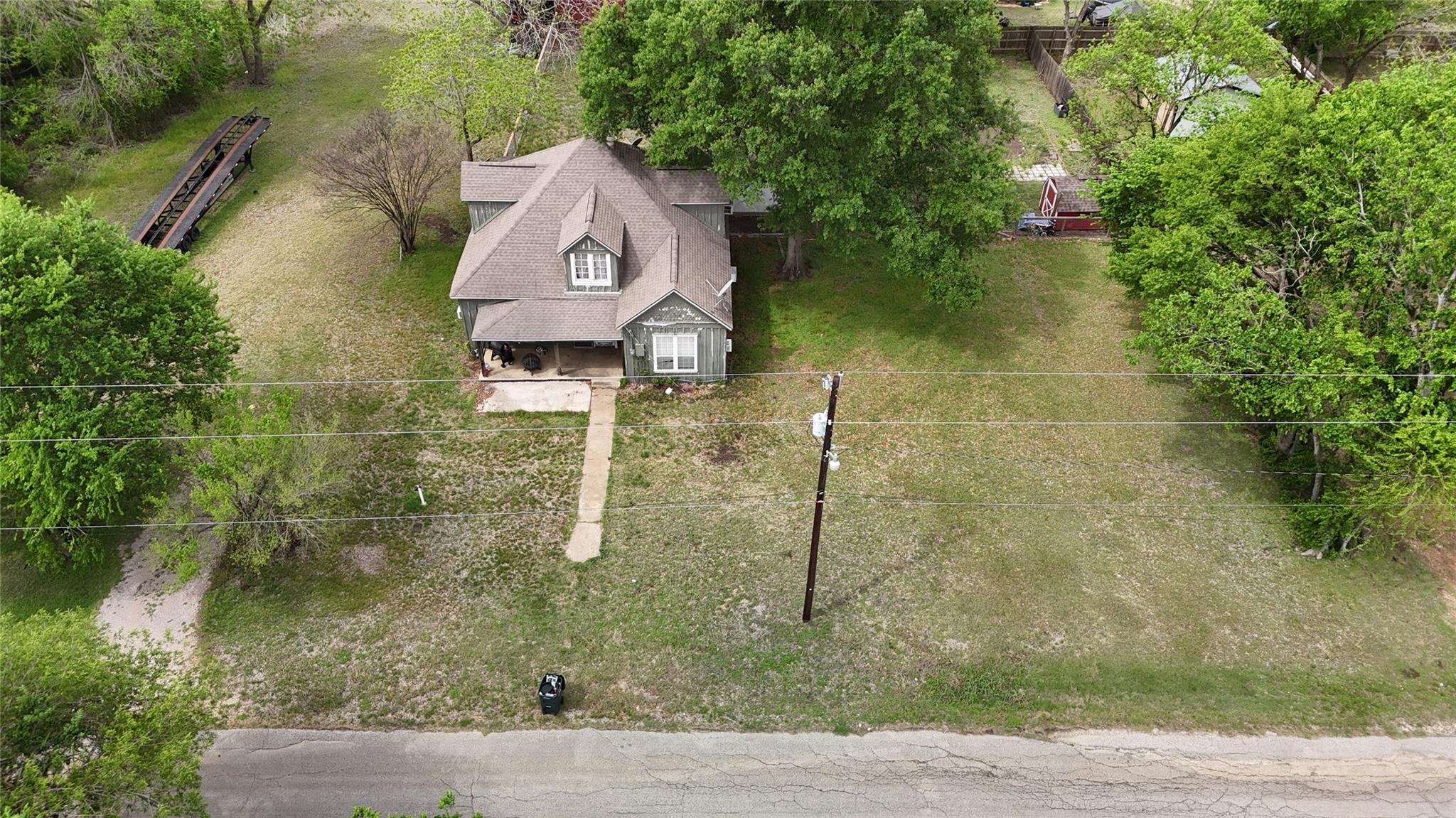 517 Giddings St Property Photo 3