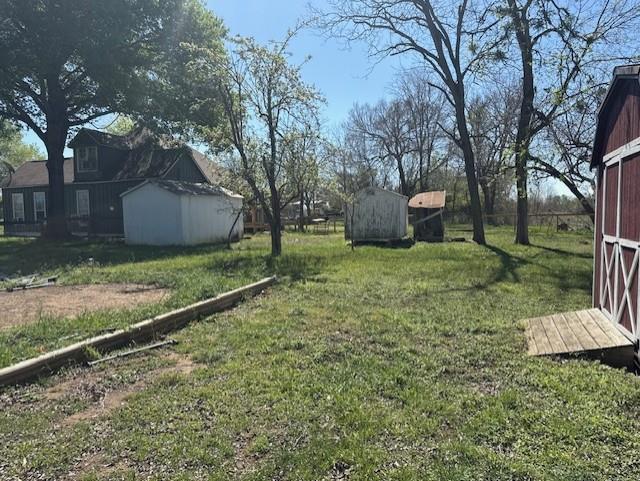 517 Giddings St Property Photo 6