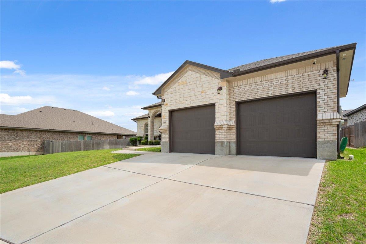 8302 Ginny Ln Property Photo 3