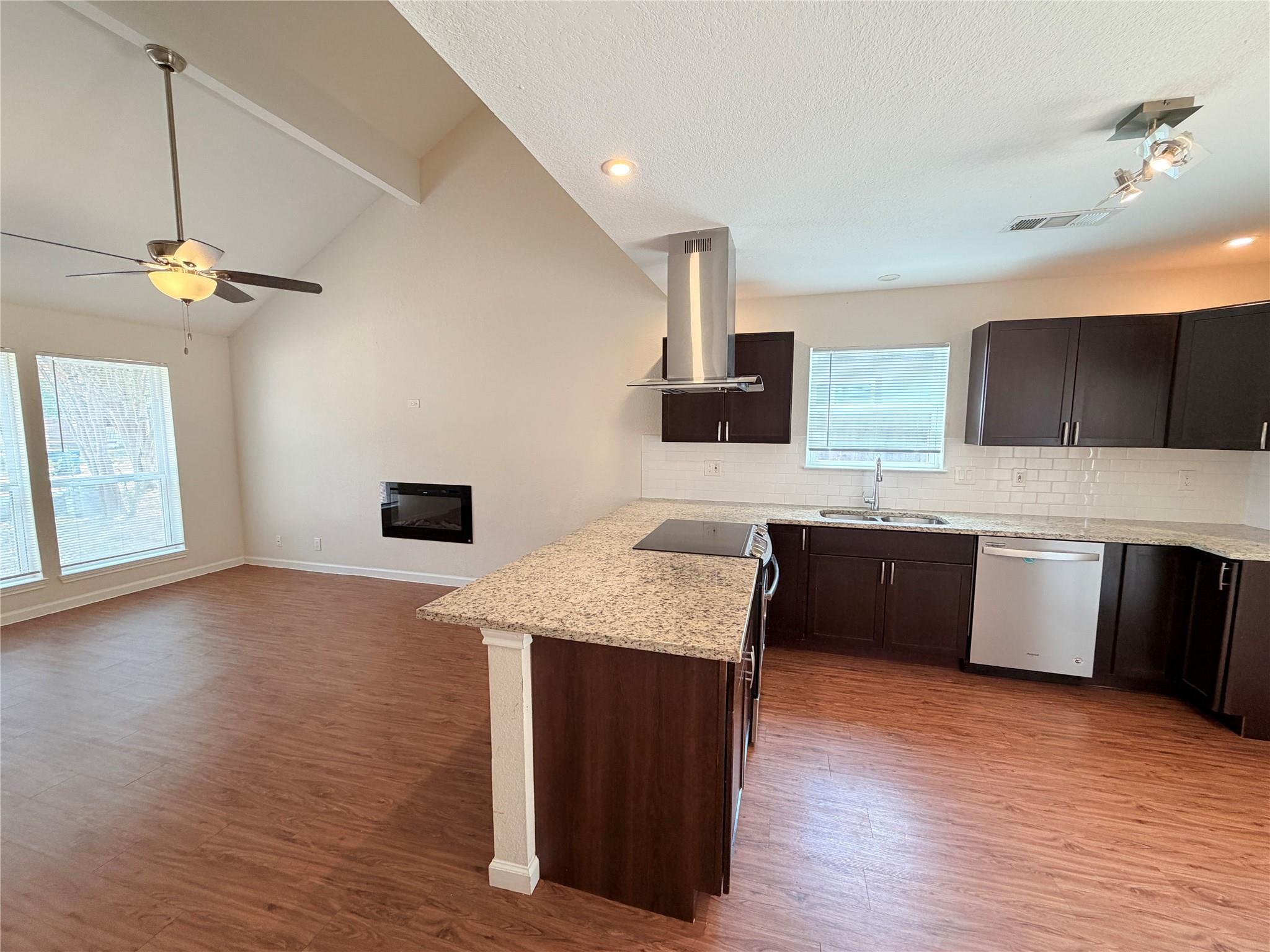 1605 Parkwood Dr Property Photo 6