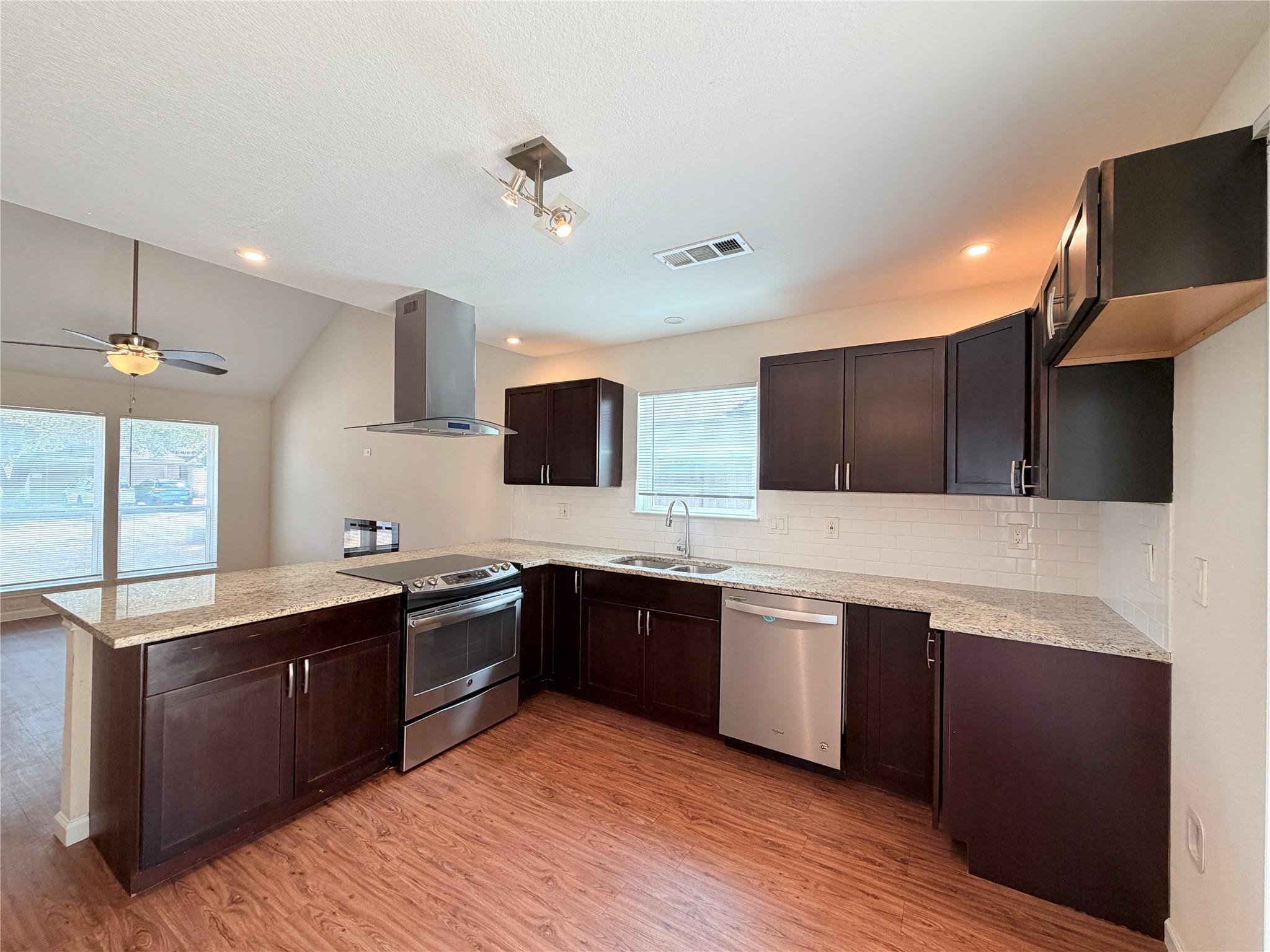 1605 Parkwood Dr Property Photo 8
