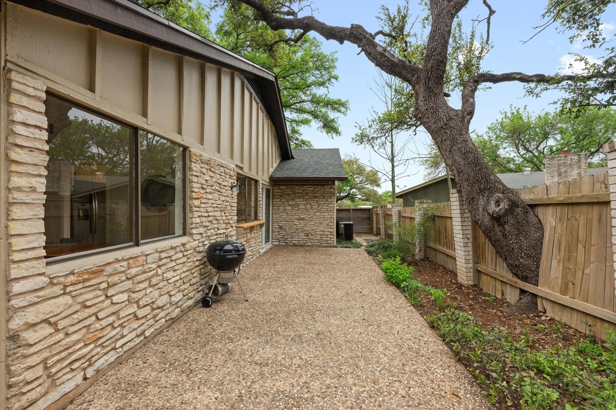 2604 Campden Dr Property Photo 26