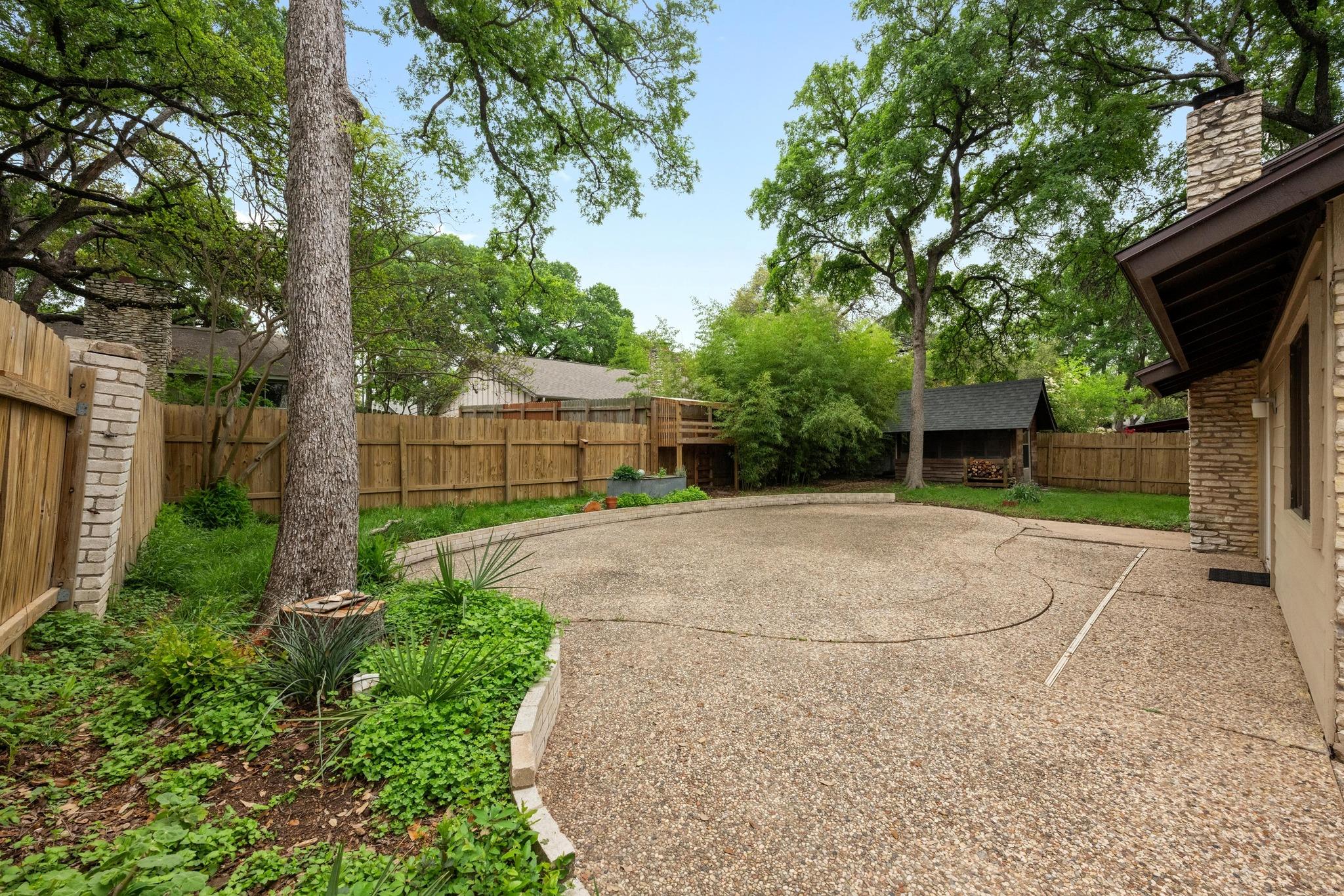 2604 Campden Dr Property Photo 27