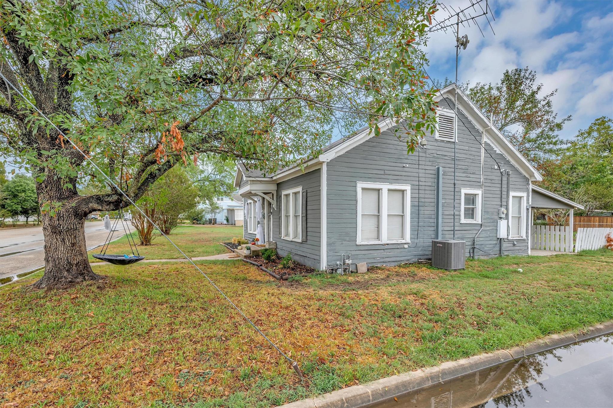 510 E Brenham St Property Photo 2