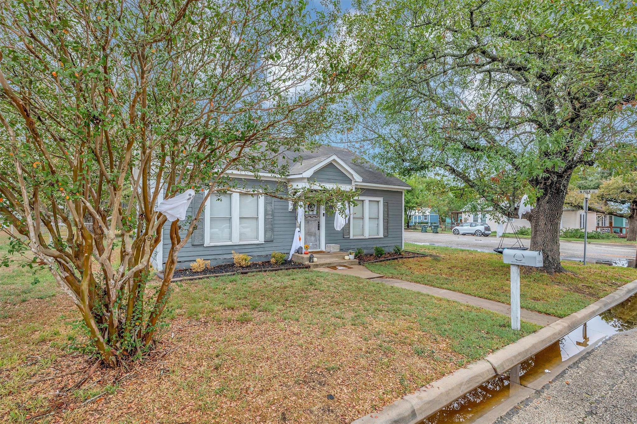 510 E Brenham St Property Photo 3