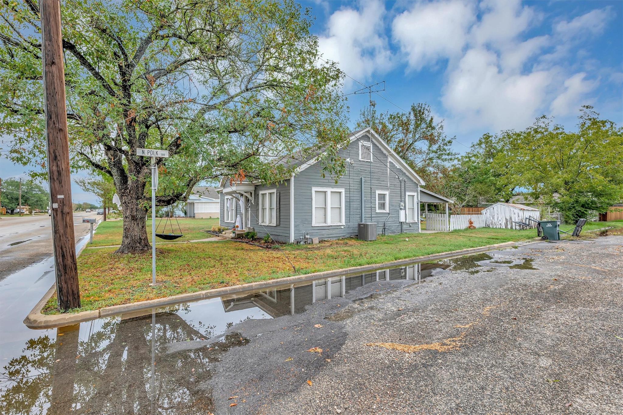 510 E Brenham St Property Photo 4
