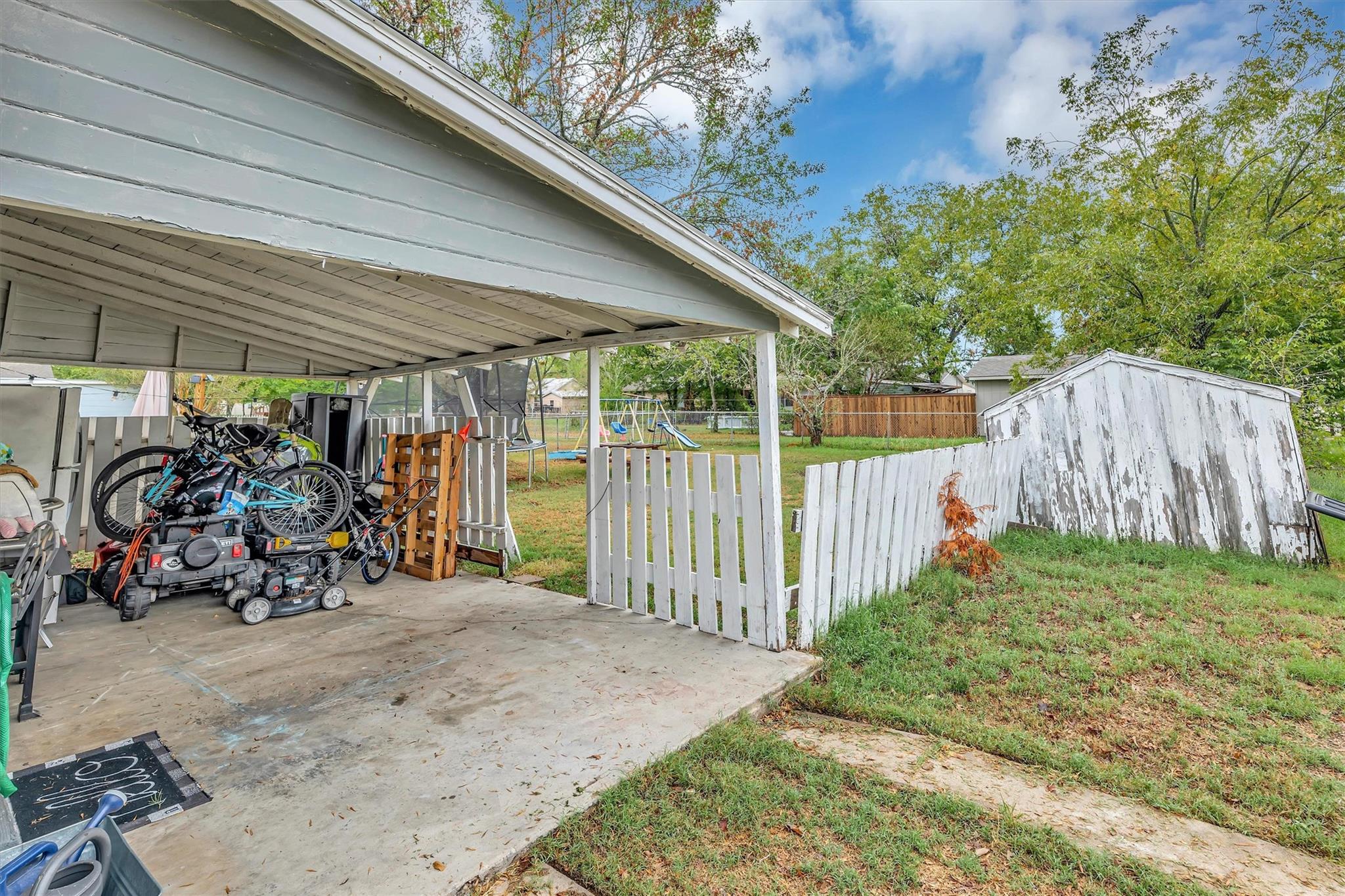 510 E Brenham St Property Photo 31