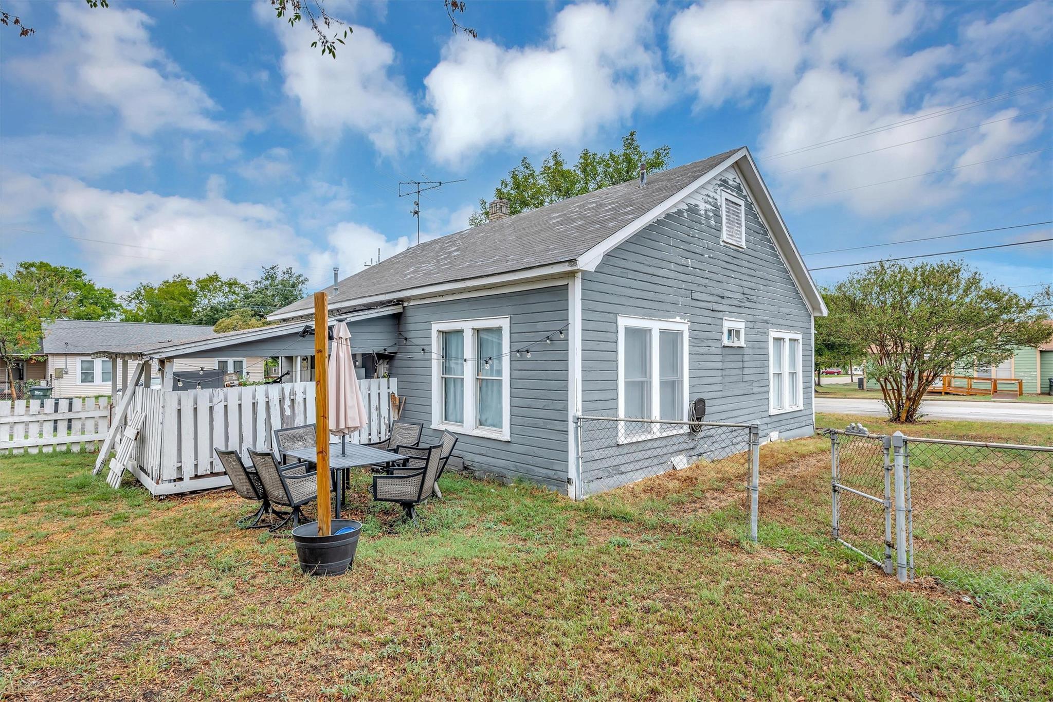 510 E Brenham St Property Photo 33