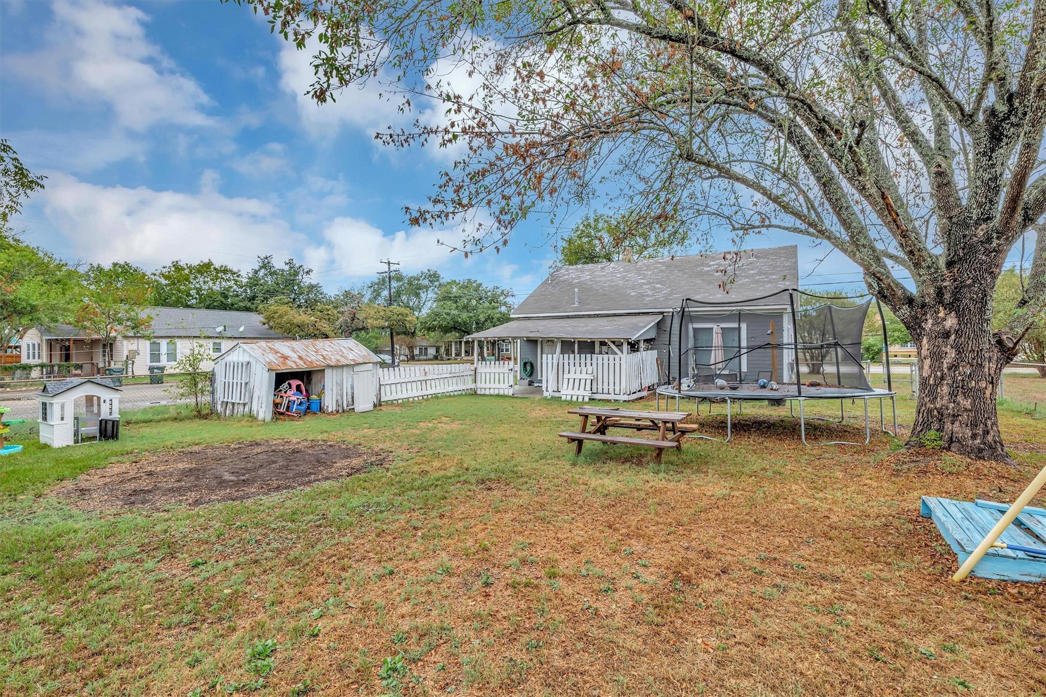 510 E Brenham St Property Photo 34