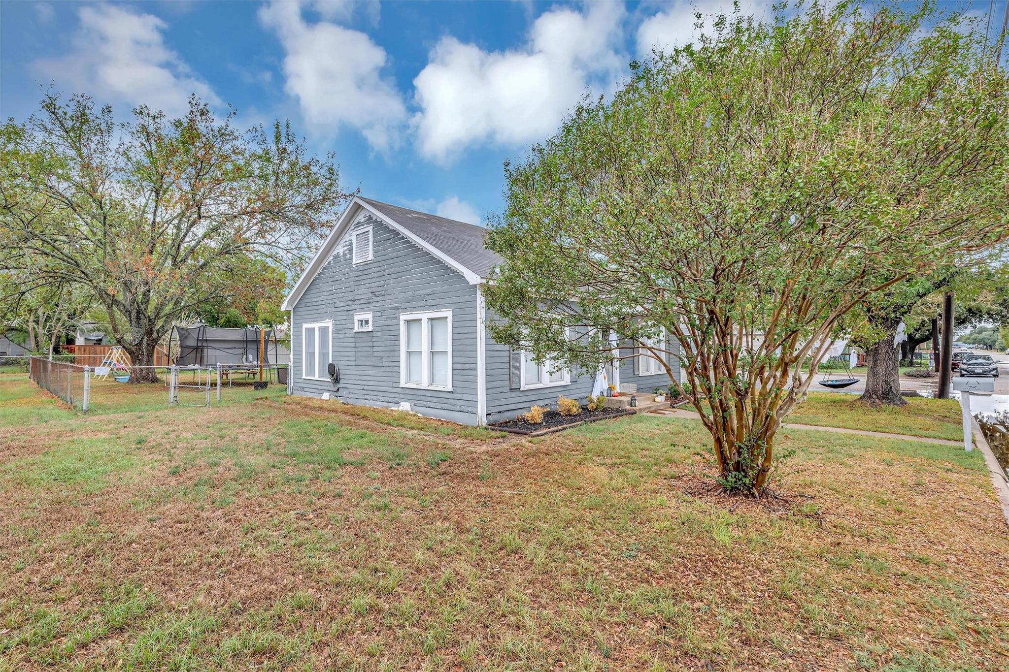 510 E Brenham St Property Photo 37