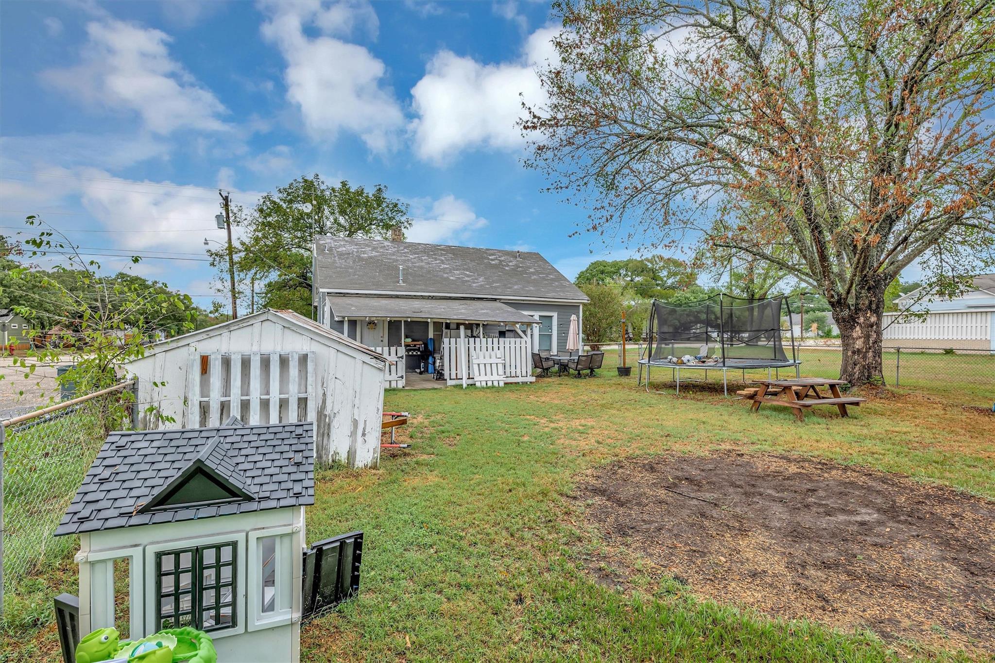 510 E Brenham St Property Photo 40