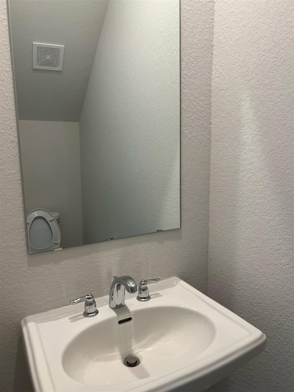 15501 Ellinger Dr Property Photo 4