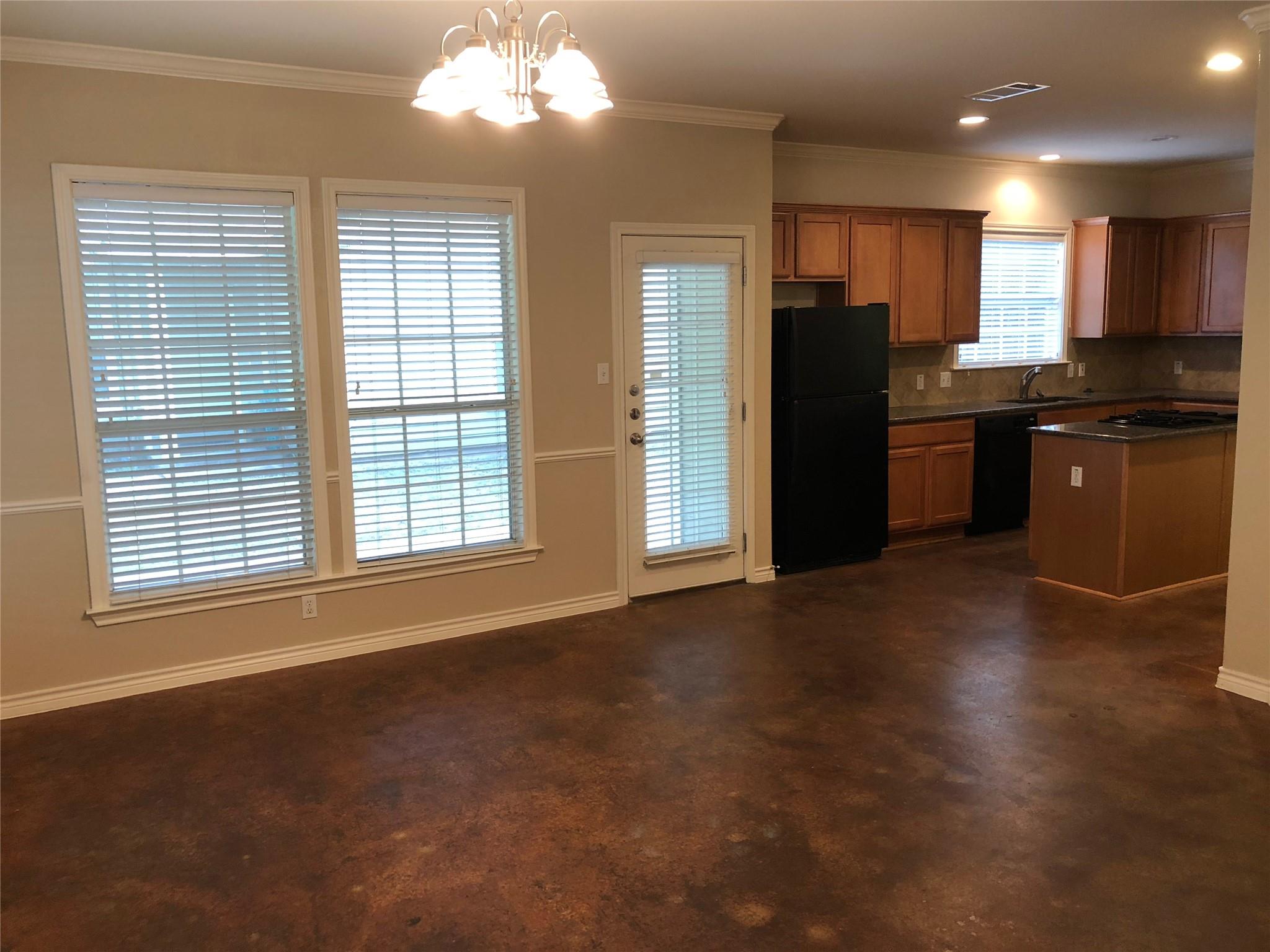 504 W North Loop Blvd #a Property Photo 6