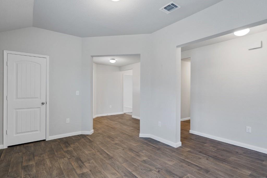 1007 Pembroke Ct Property Photo 8
