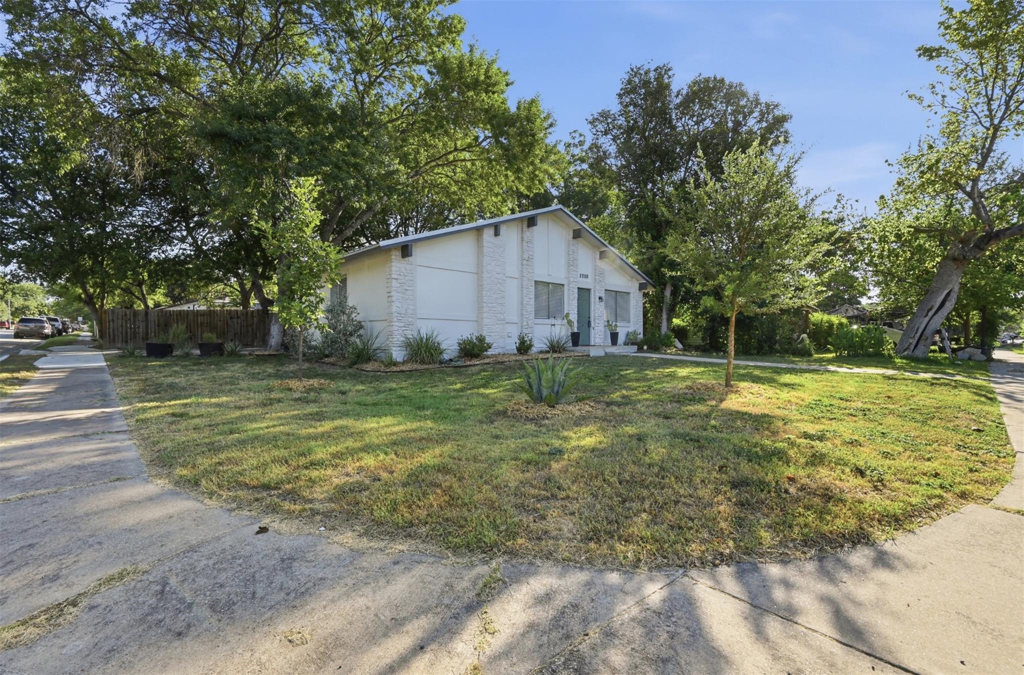 2208 Deadwood Dr Property Photo 3