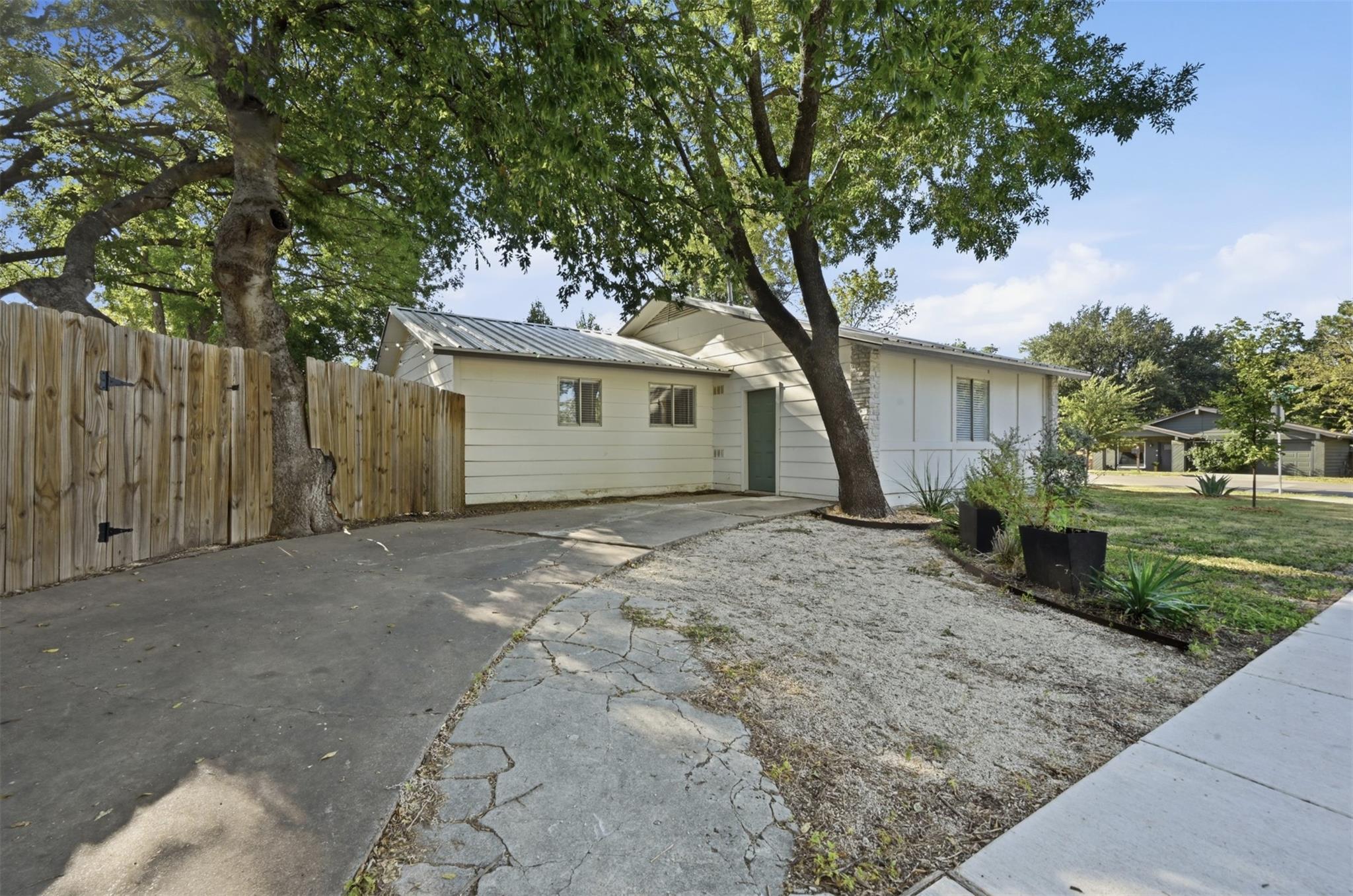 2208 Deadwood Dr Property Photo 4