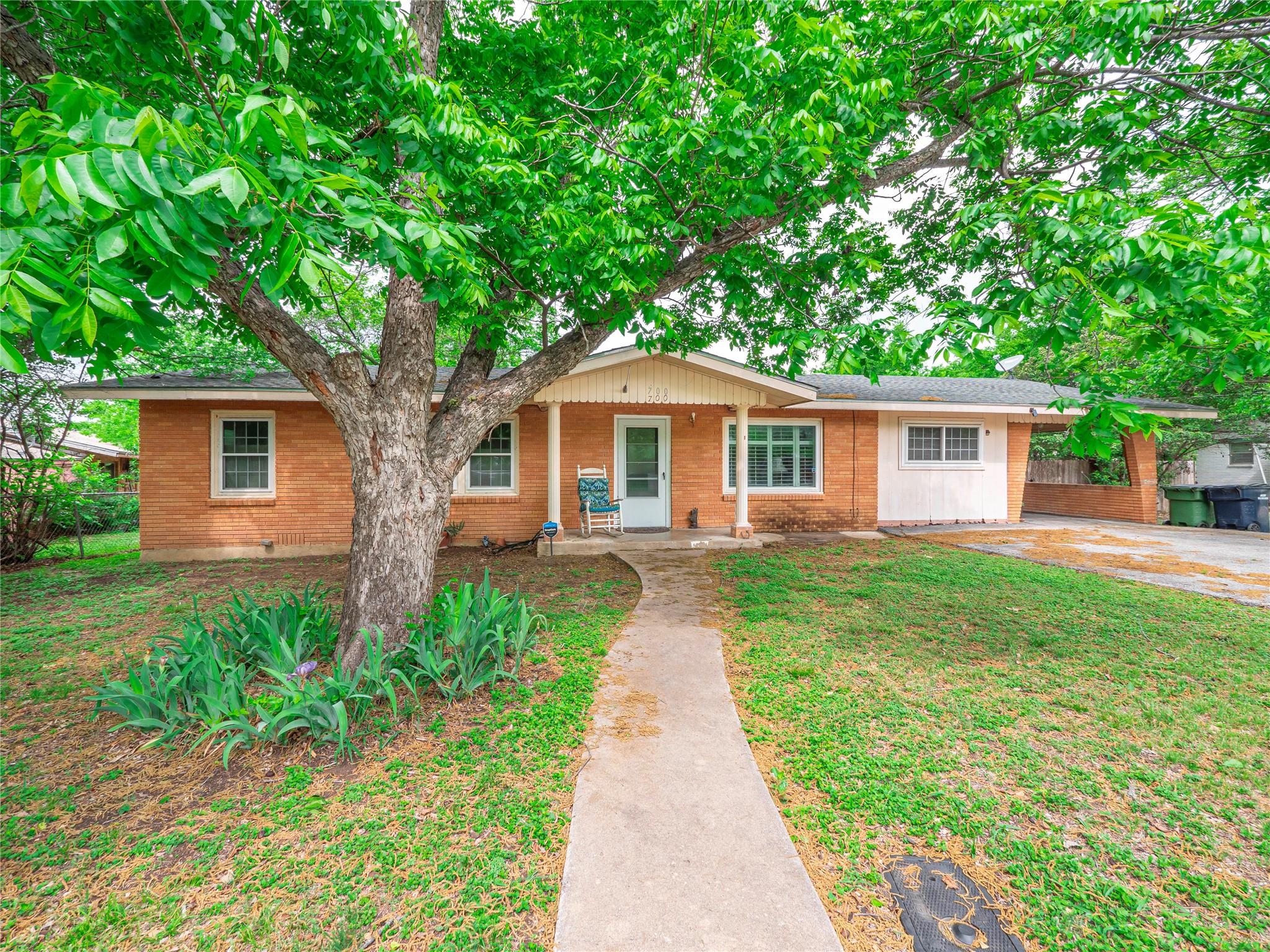 700 Lewis Dr Property Photo