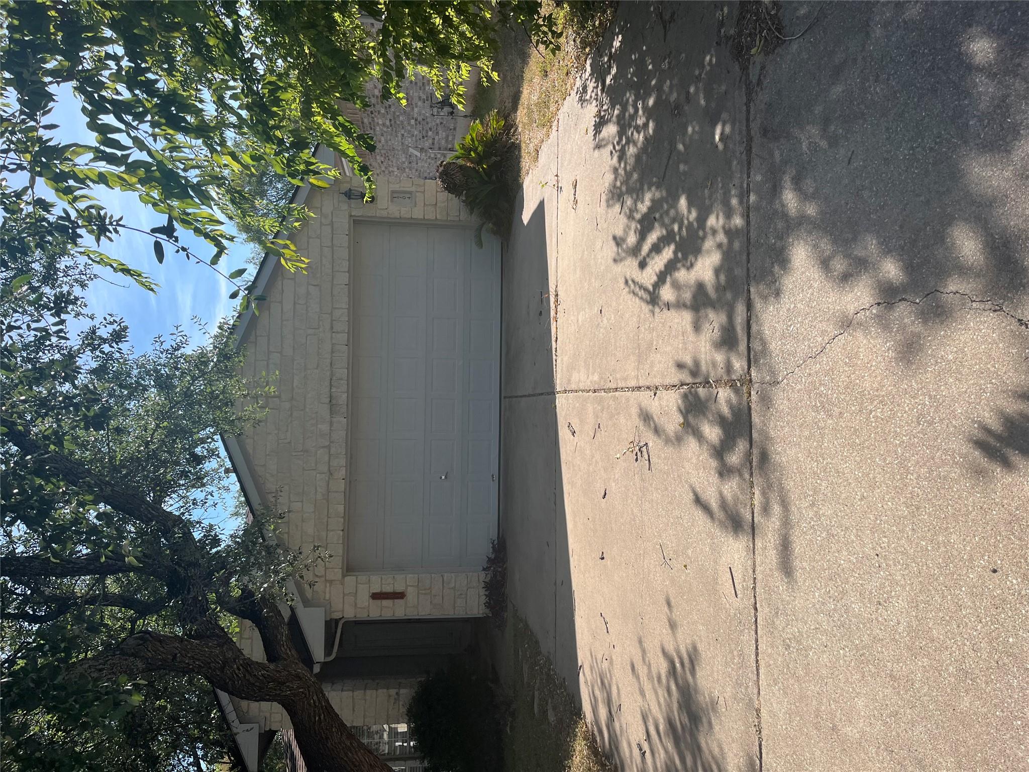 1704 Ascot Ln Property Photo 2