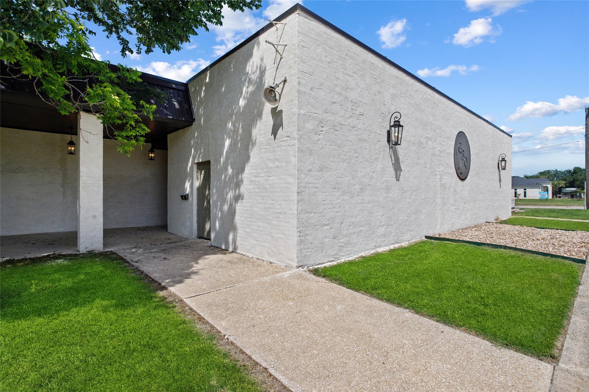 189 S Manse Ave #west Wing Property Photo 3