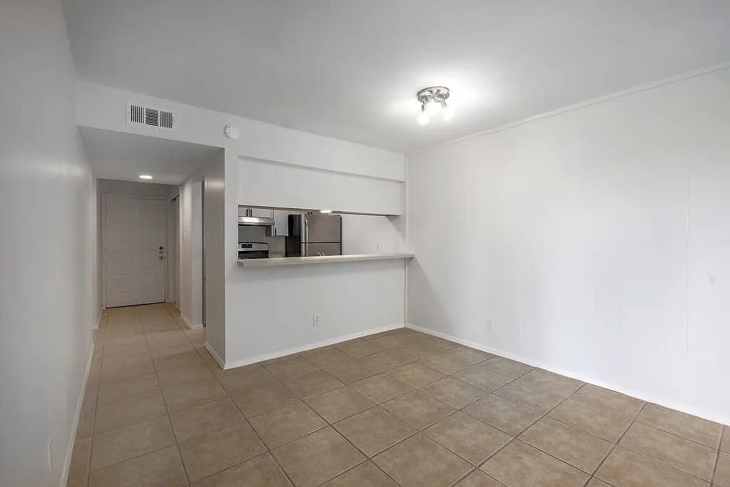 3431 North Hills Dr #103 Property Photo 8
