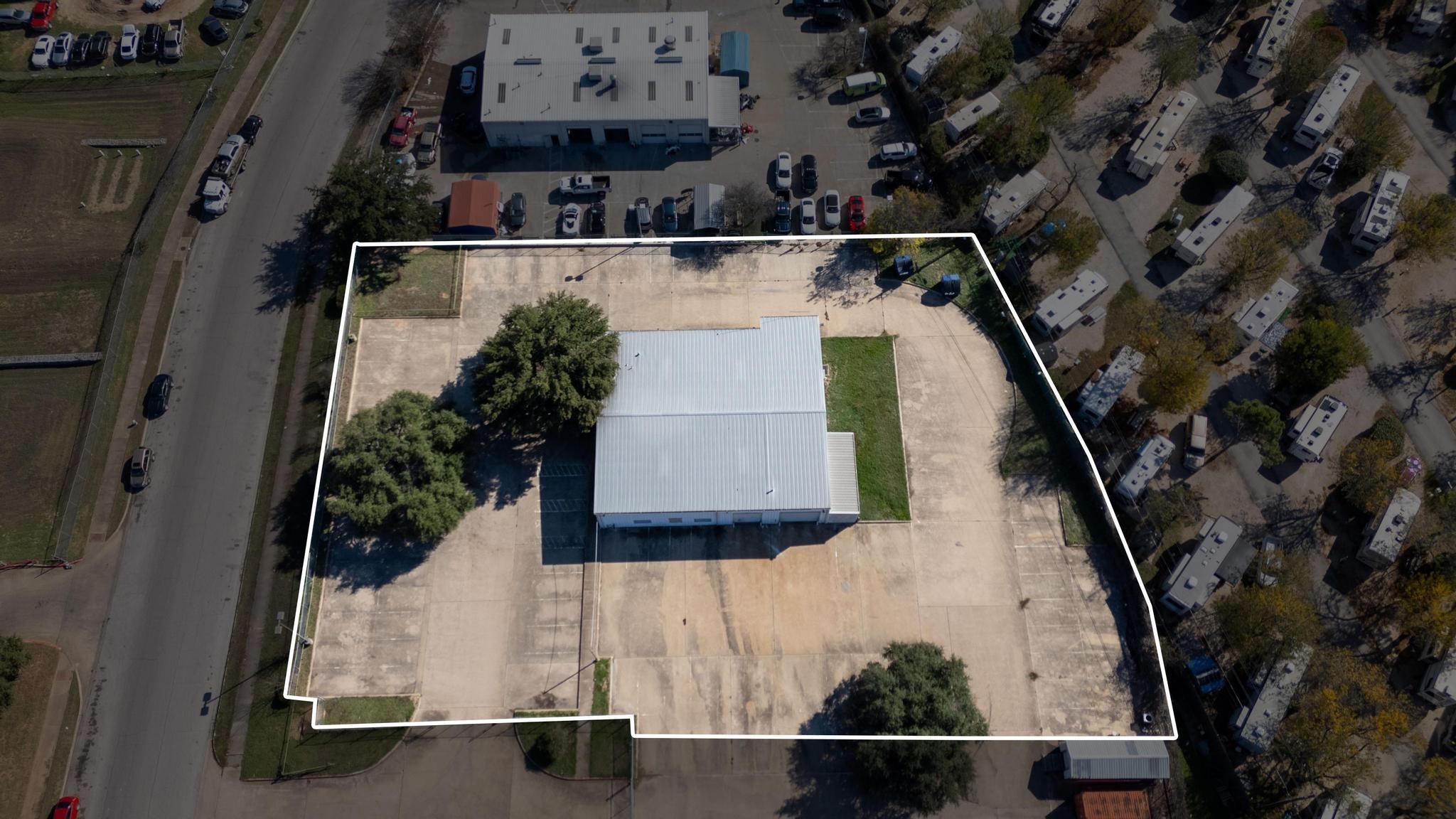 6905 S Interstate 35 Highway Property Photo 2