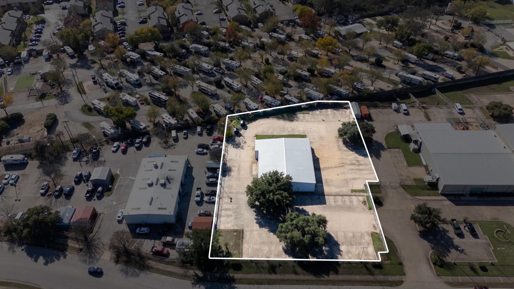 6905 S Interstate 35 Highway Property Photo 3