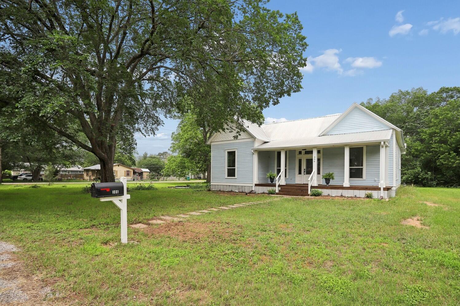306 Rivers St Property Photo 1