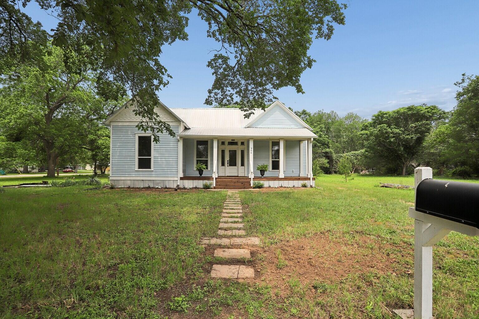 306 Rivers St Property Photo 2