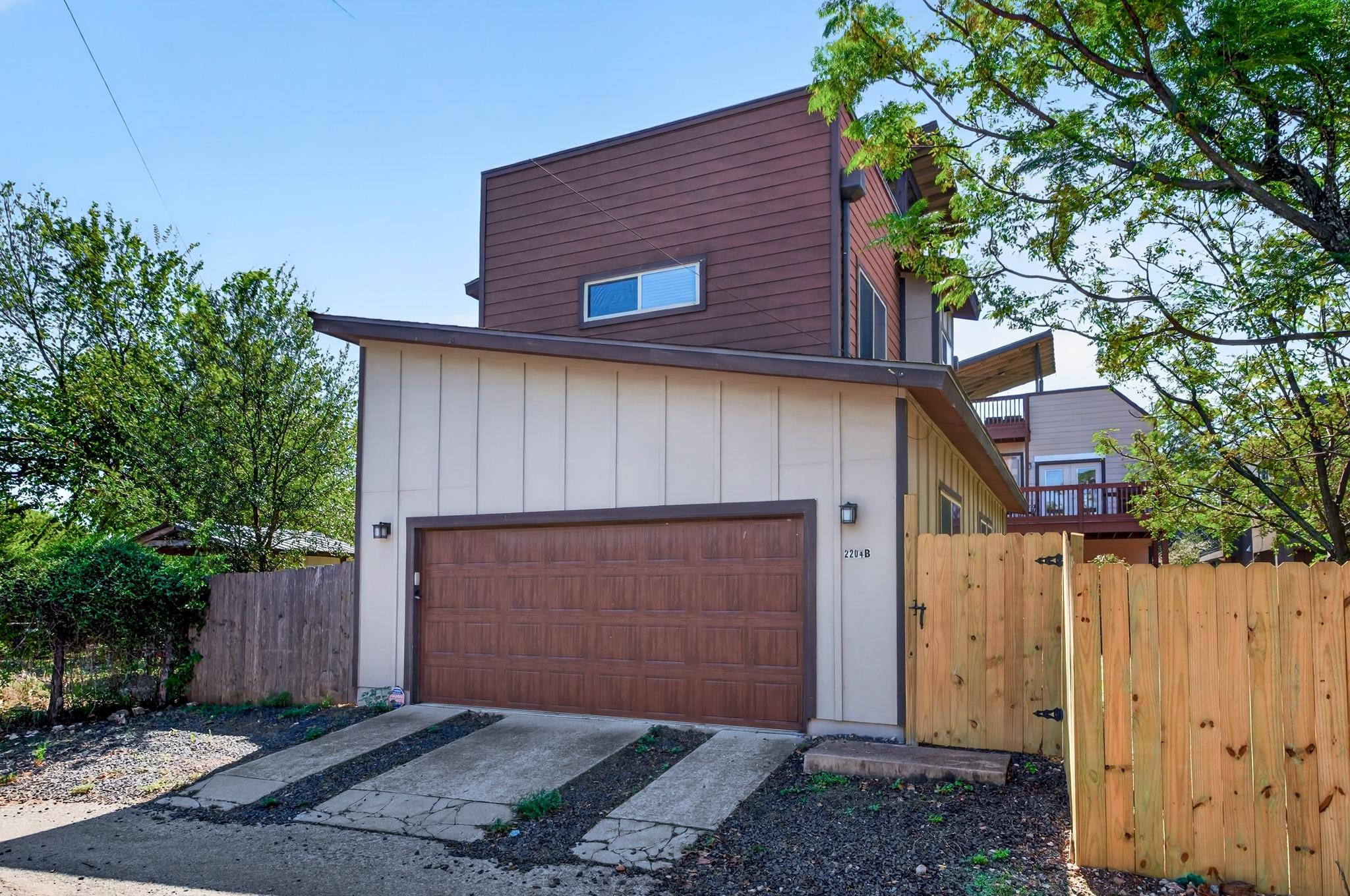 2204 E 13th St #b Property Photo 4