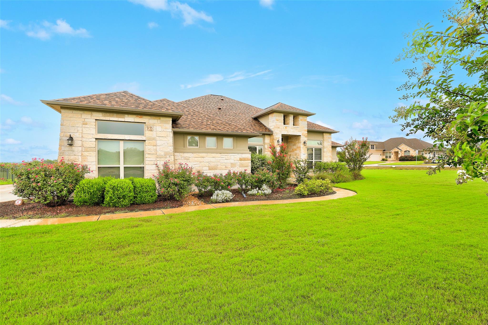 2560 Square Nail Cv Property Photo 1