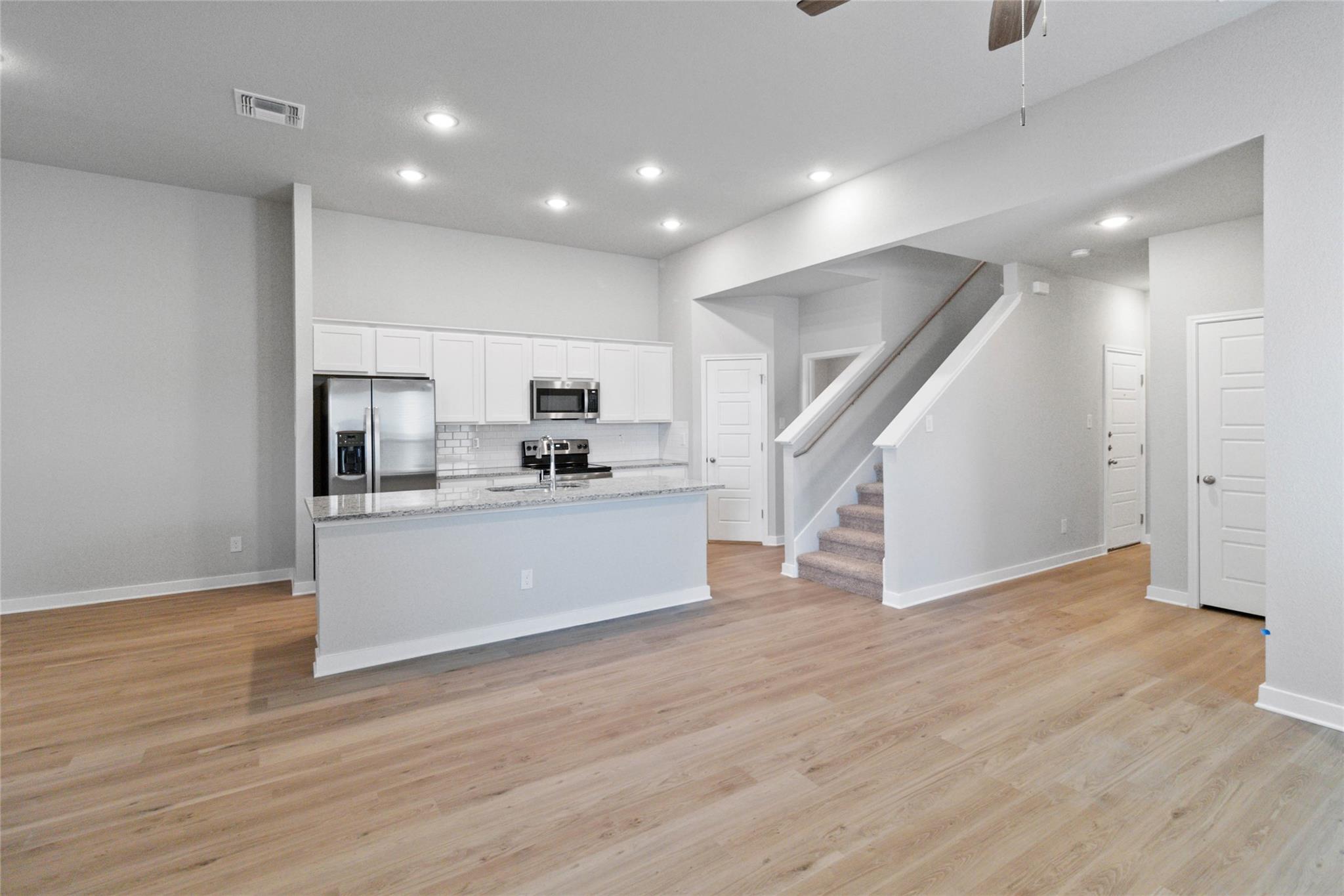 992 Staglin St #a Property Photo 3