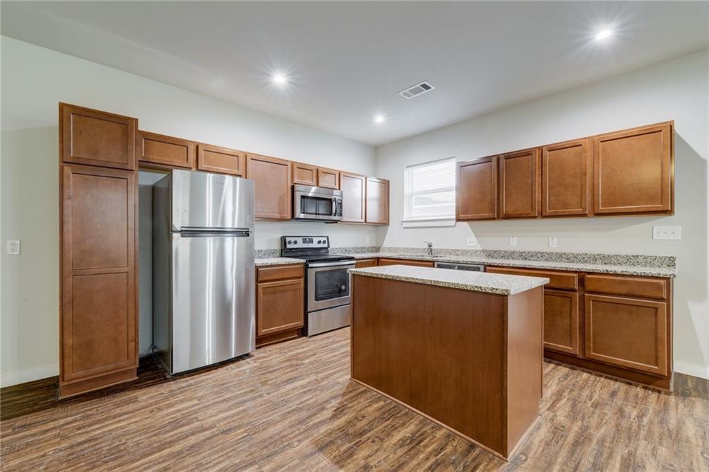 906 Quartz Ct #301 Property Photo 4