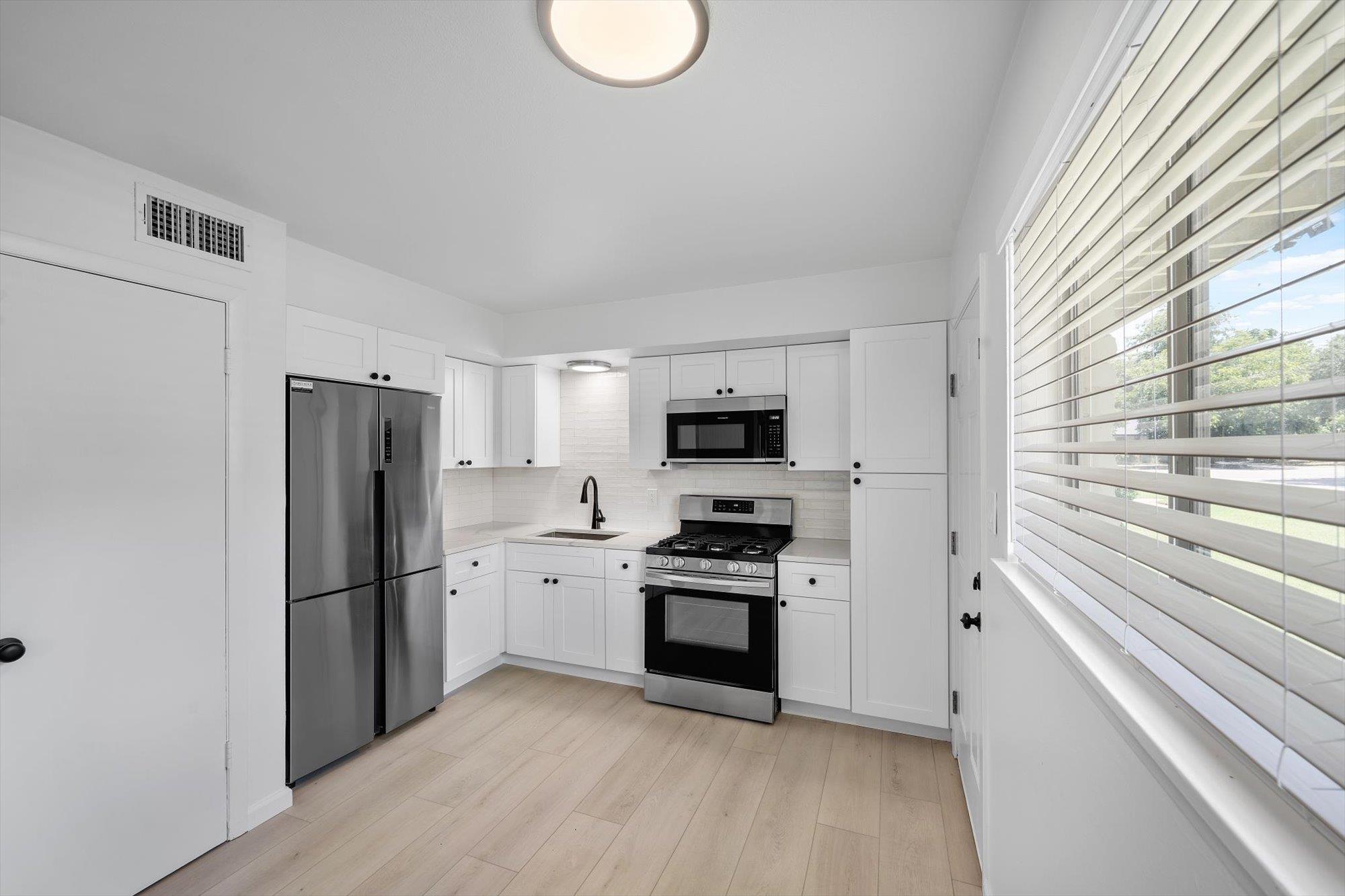 806 E 13th St #104 Property Photo 15