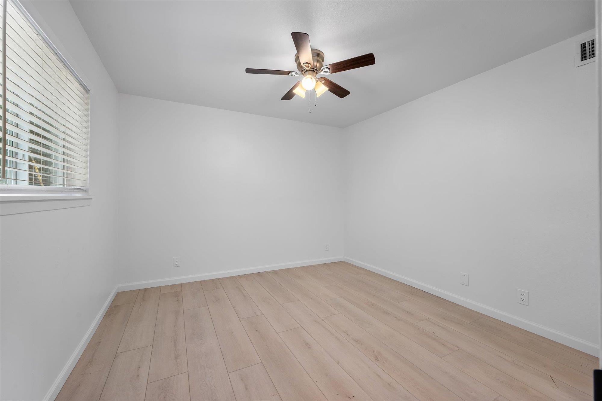 806 E 13th St #104 Property Photo 17