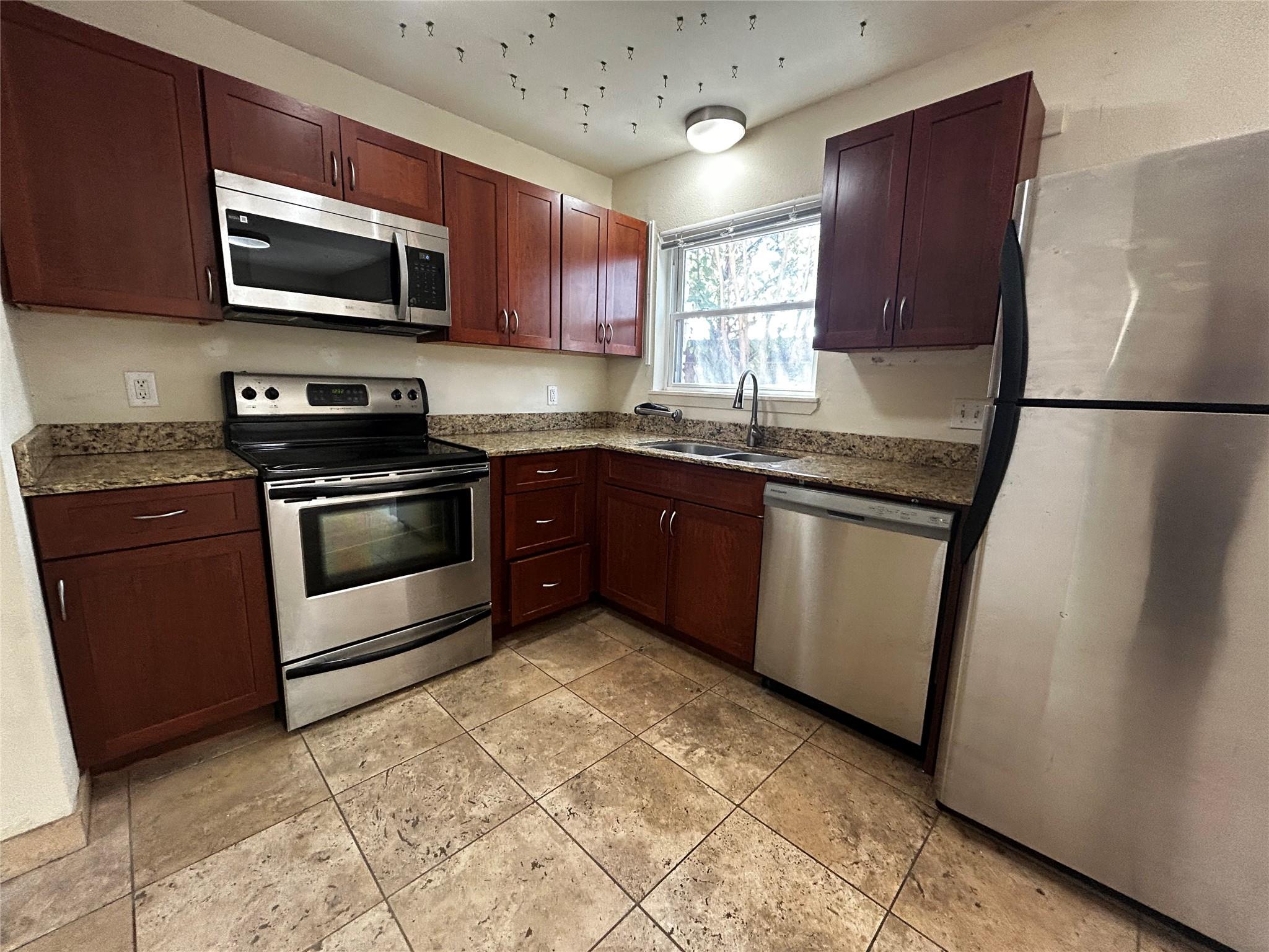 2706 Cole St #b103 Property Photo 2