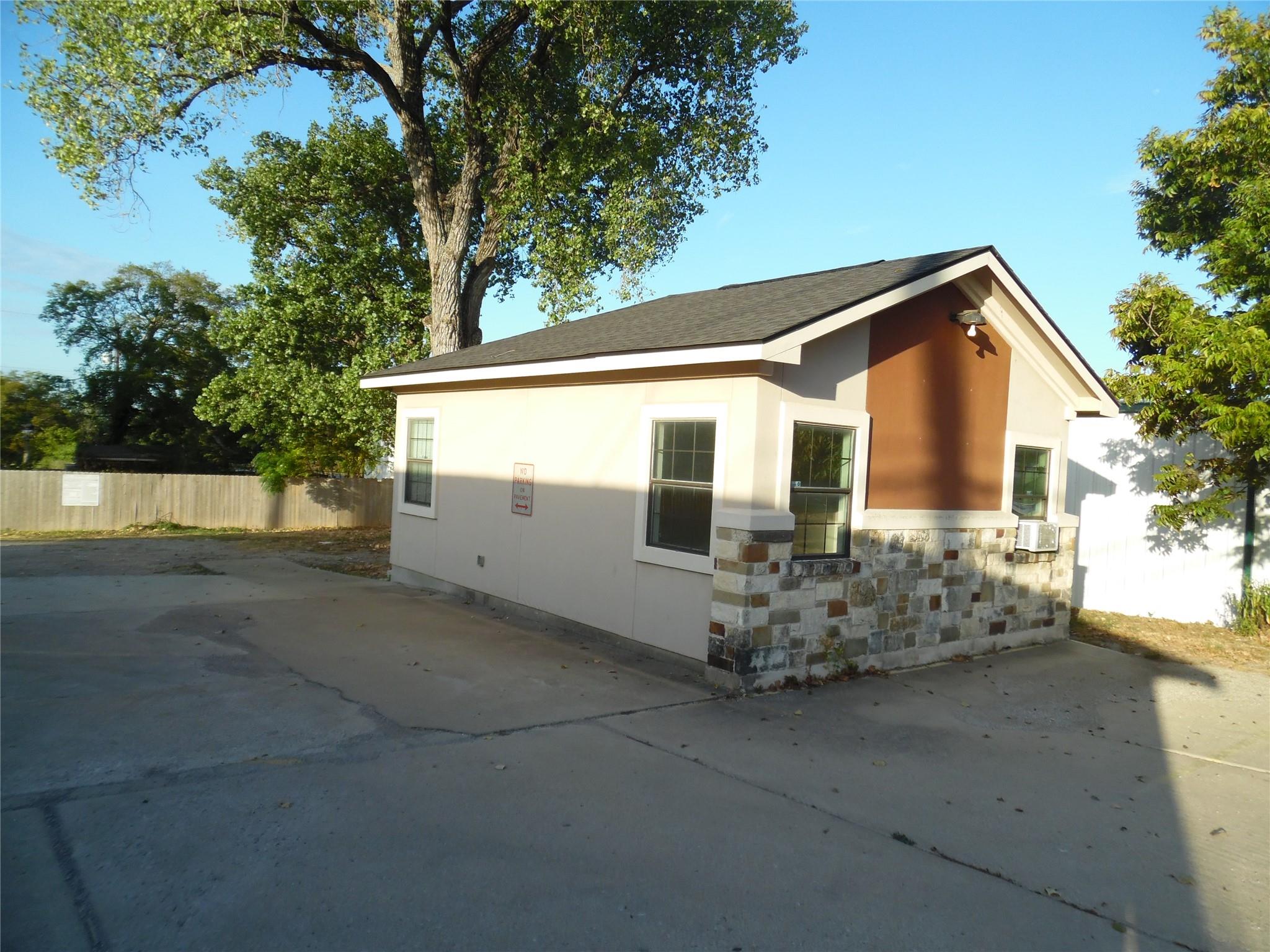 1572666 Property Photo 1