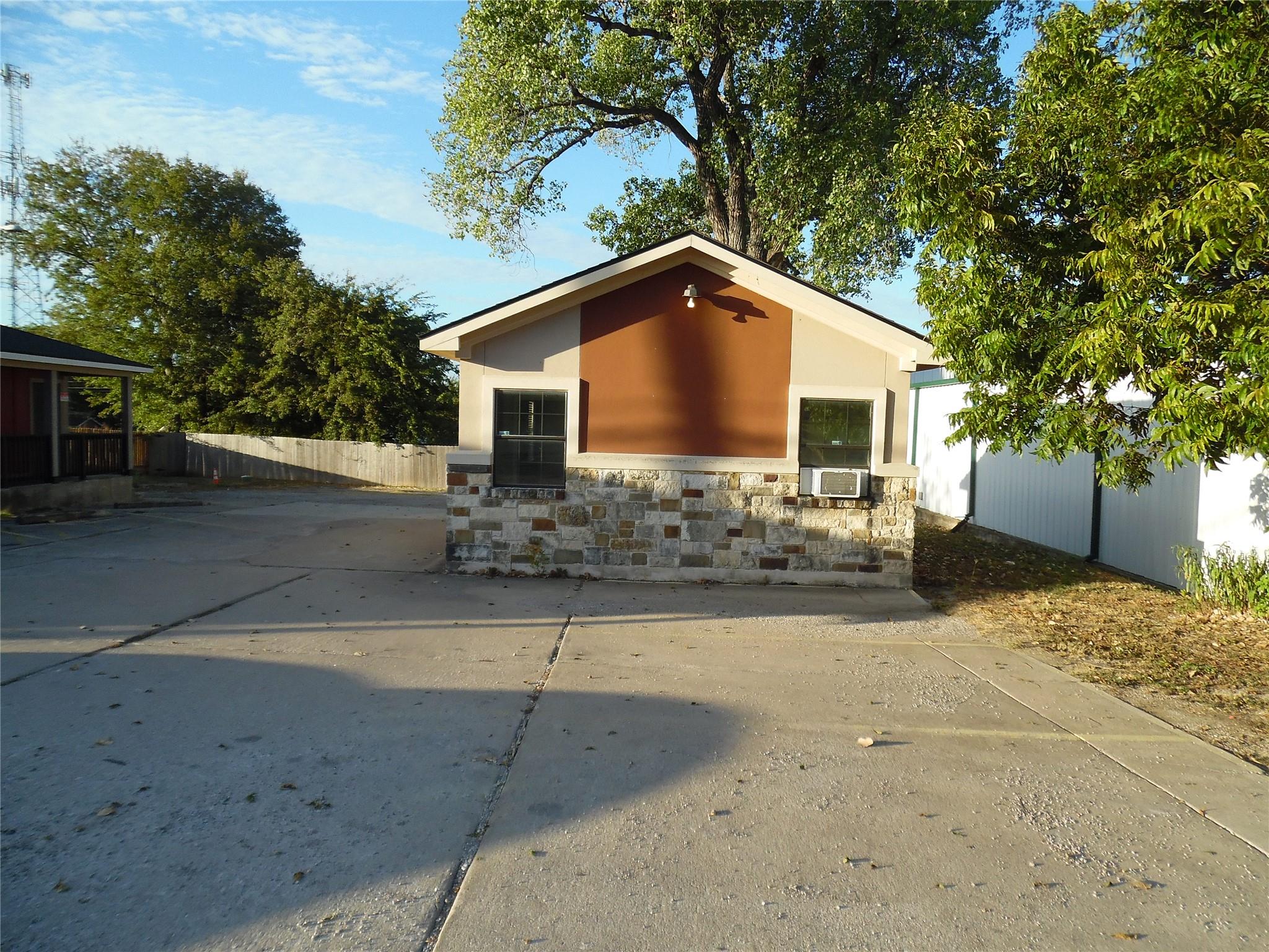 1572666 Property Photo 2