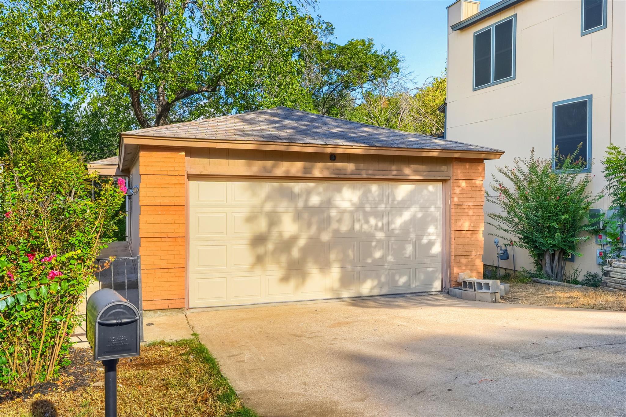 1599640 Property Photo 2