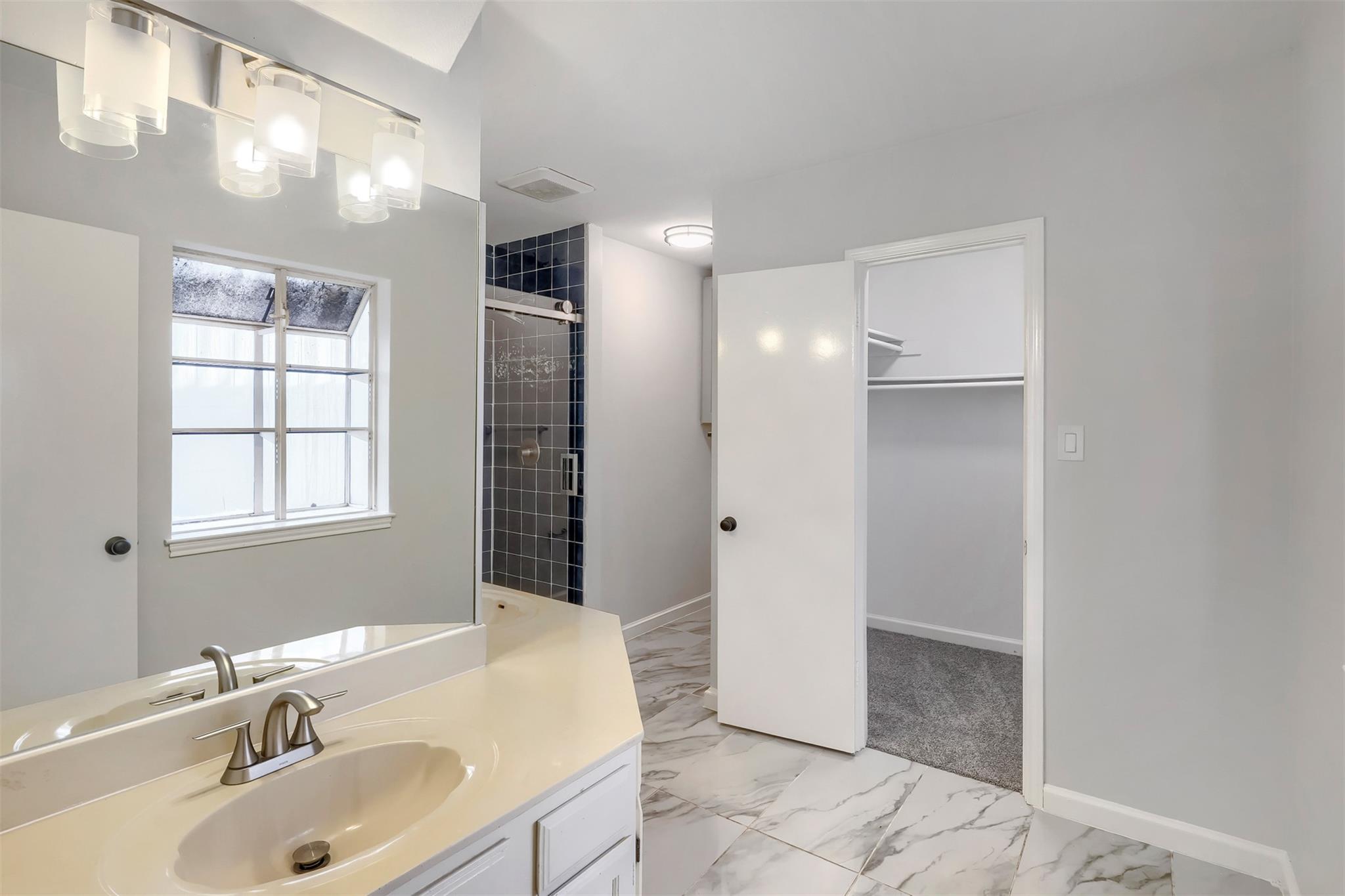 1599640 Property Photo 12