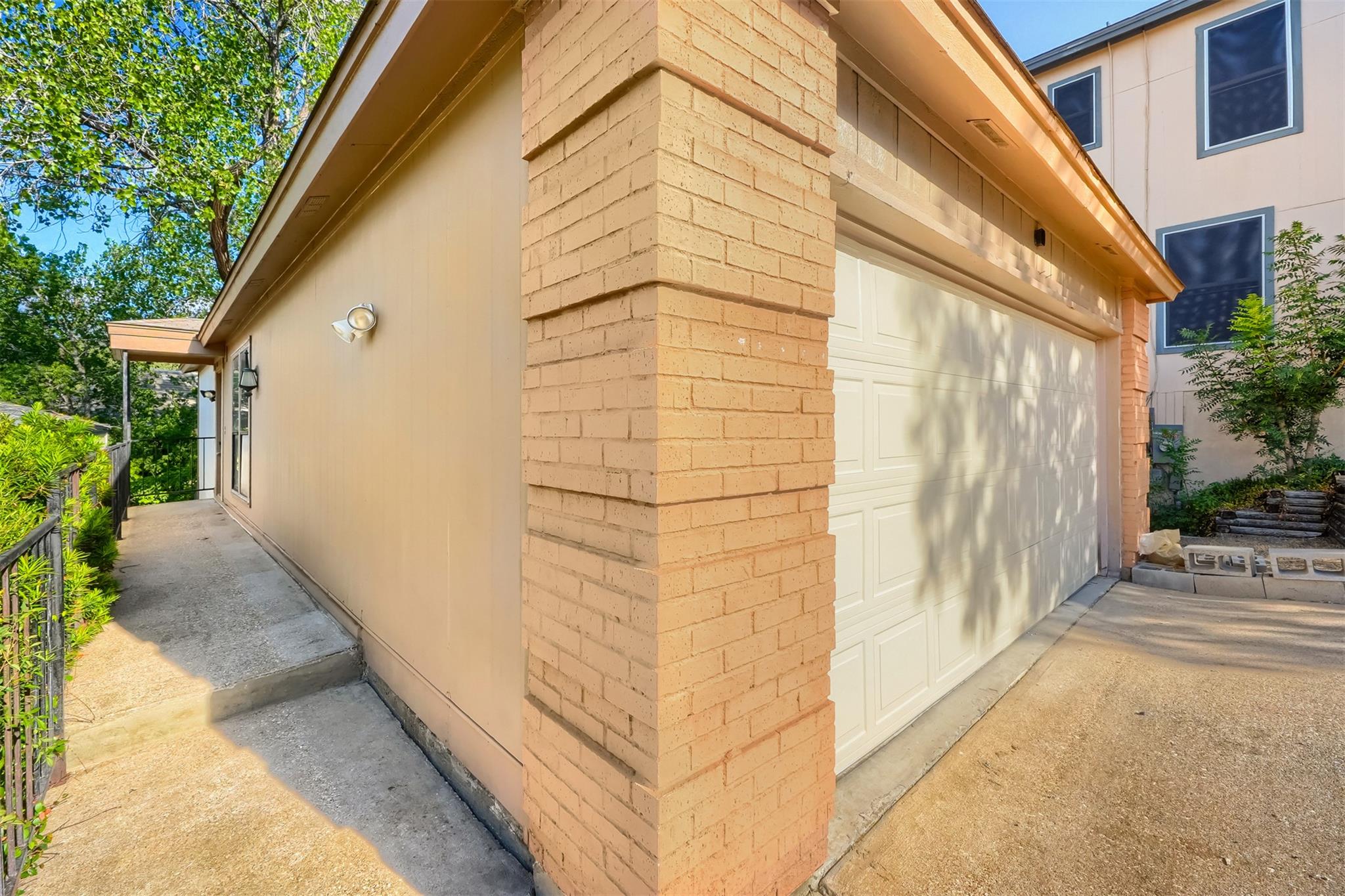 1599640 Property Photo 25